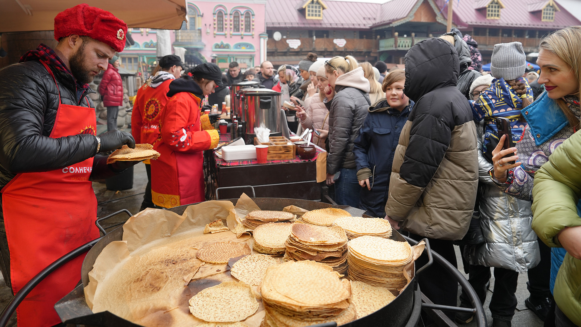 Bánh Blin là loại bánh không thể thiếu trong lễ hội tiễn mùa đông tại Nga. (Ảnh: XUÂN HƯNG) Bánh Blin là loại bánh không thể thiếu trong lễ hội tiễn mùa đông tại Nga. (Ảnh: XUÂN HƯNG)