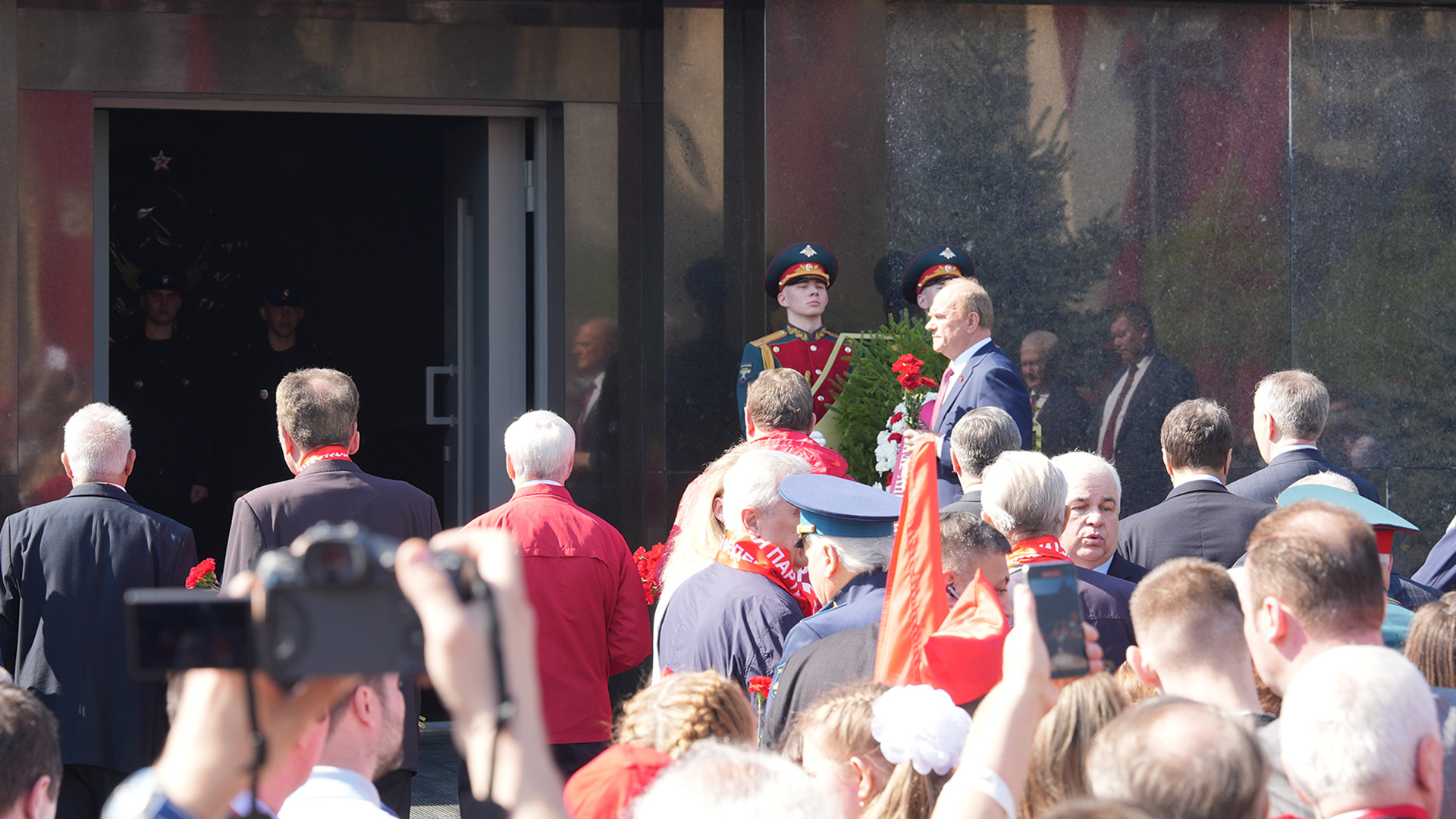 Chủ tịch Ủy ban Trung ương KPRF Gennady Zyuganov kính cẩn nghiêng mình, đặt hoa tưởng nhớ V.I.Lênin.