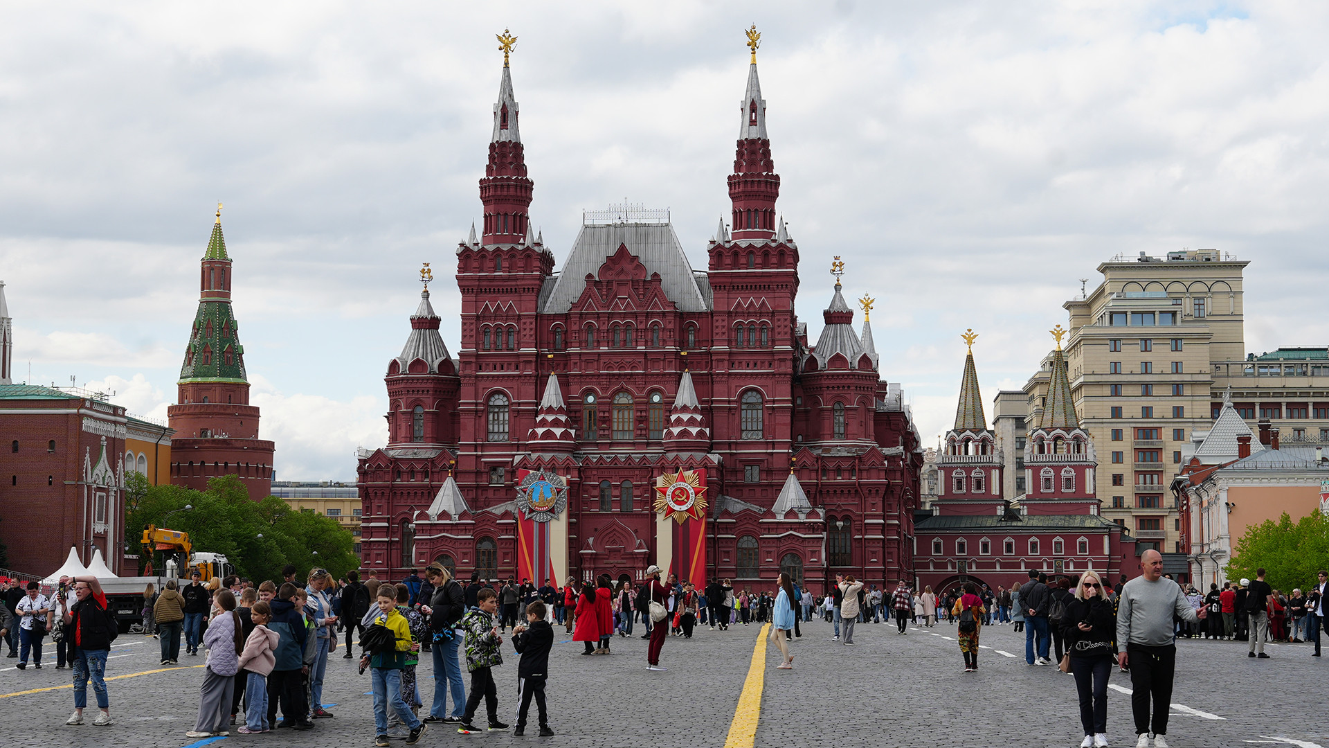 Đối với người dân Nga, Ngày Chiến thắng 9/5 không chỉ là ngày kỷ niệm mà còn là dịp để nâng cao tinh thần đoàn kết dân tộc, là dịp giáo dục thế hệ trẻ về tinh thần chiến đấu anh dũng và những hy sinh của thế hệ cha ông để giành độc lập, tự do. Đối với người dân Nga, Ngày Chiến thắng 9/5 không chỉ là ngày kỷ niệm mà còn là dịp để nâng cao tinh thần đoàn kết dân tộc, là dịp giáo dục thế hệ trẻ về tinh thần chiến đấu anh dũng và những hy sinh của thế hệ cha ông để giành độc lập, tự do.