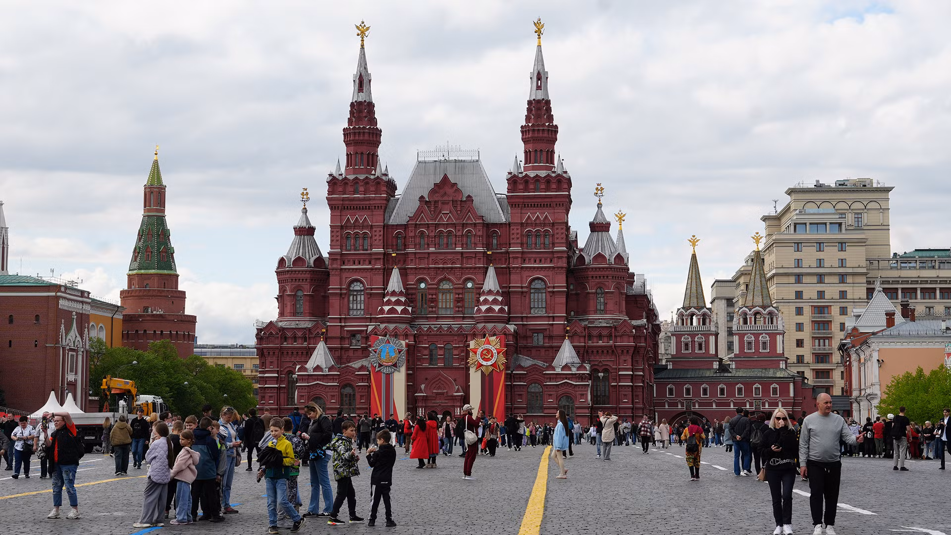 Đối với người dân Nga, Ngày Chiến thắng 9/5 không chỉ là ngày kỷ niệm mà còn là dịp để nâng cao tinh thần đoàn kết dân tộc, là dịp giáo dục thế hệ trẻ về tinh thần chiến đấu anh dũng và những hy sinh của thế hệ cha ông để giành độc lập, tự do.