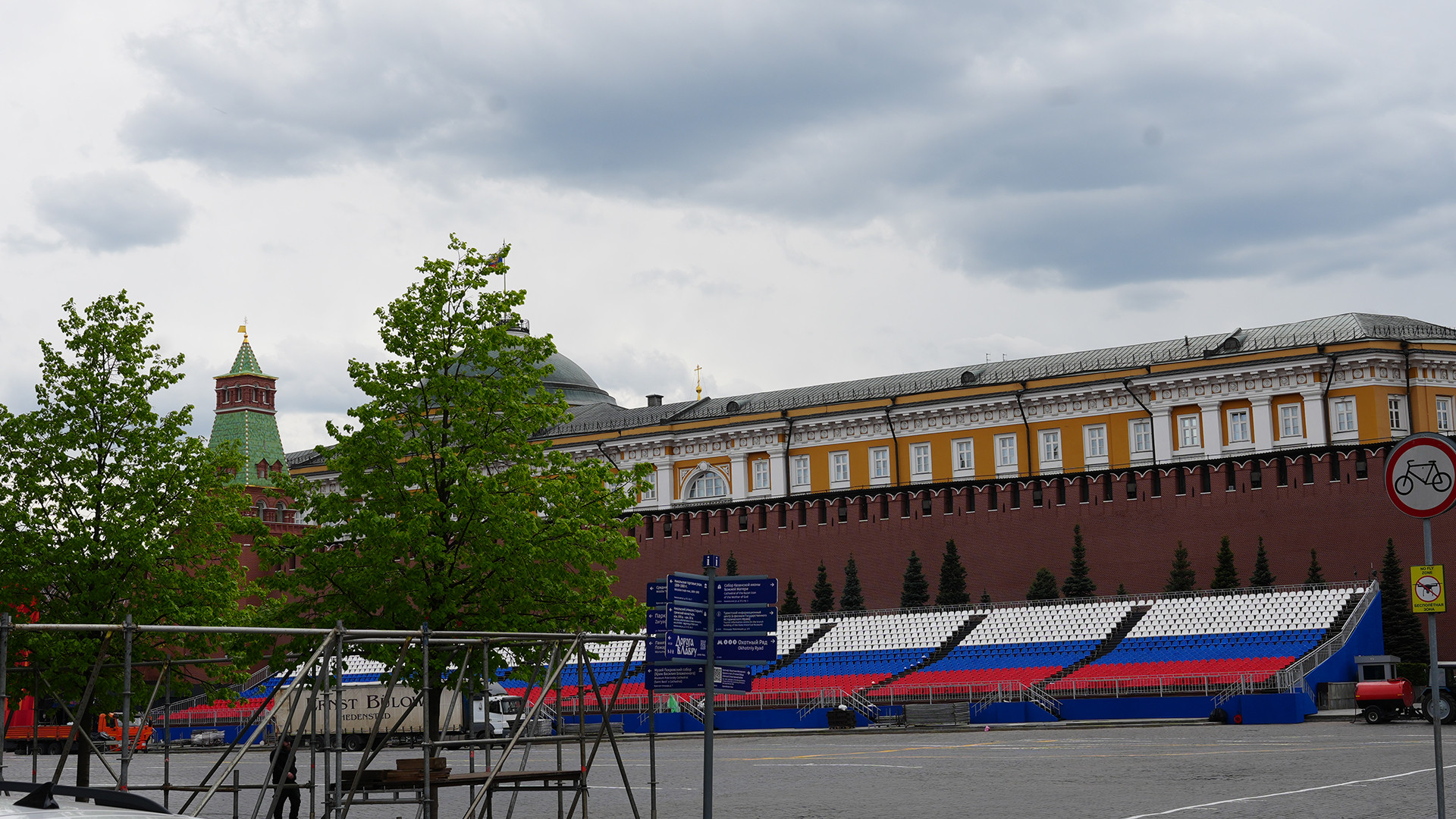 Các hàng ghế ở khán đài VIP, nơi dự kiến dành cho nguyên thủ Nga và các nước, được lắp đặt các hàng ghế màu đỏ, xanh dương và trắng theo quốc kỳ của Nga. Các hàng ghế có tổng sức chứa 6.740 chỗ ngồi. Sự kiện này không bán vé, giấy mời chỉ dành cho cựu chiến binh, thân nhân, quân nhân và các vị khách đặc biệt. Các hàng ghế ở khán đài VIP, nơi dự kiến dành cho nguyên thủ Nga và các nước, được lắp đặt các hàng ghế màu đỏ, xanh dương và trắng theo quốc kỳ của Nga. Các hàng ghế có tổng sức chứa 6.740 chỗ ngồi. Sự kiện này không bán vé, giấy mời chỉ dành cho cựu chiến binh, thân nhân, quân nhân và các vị khách đặc biệt.