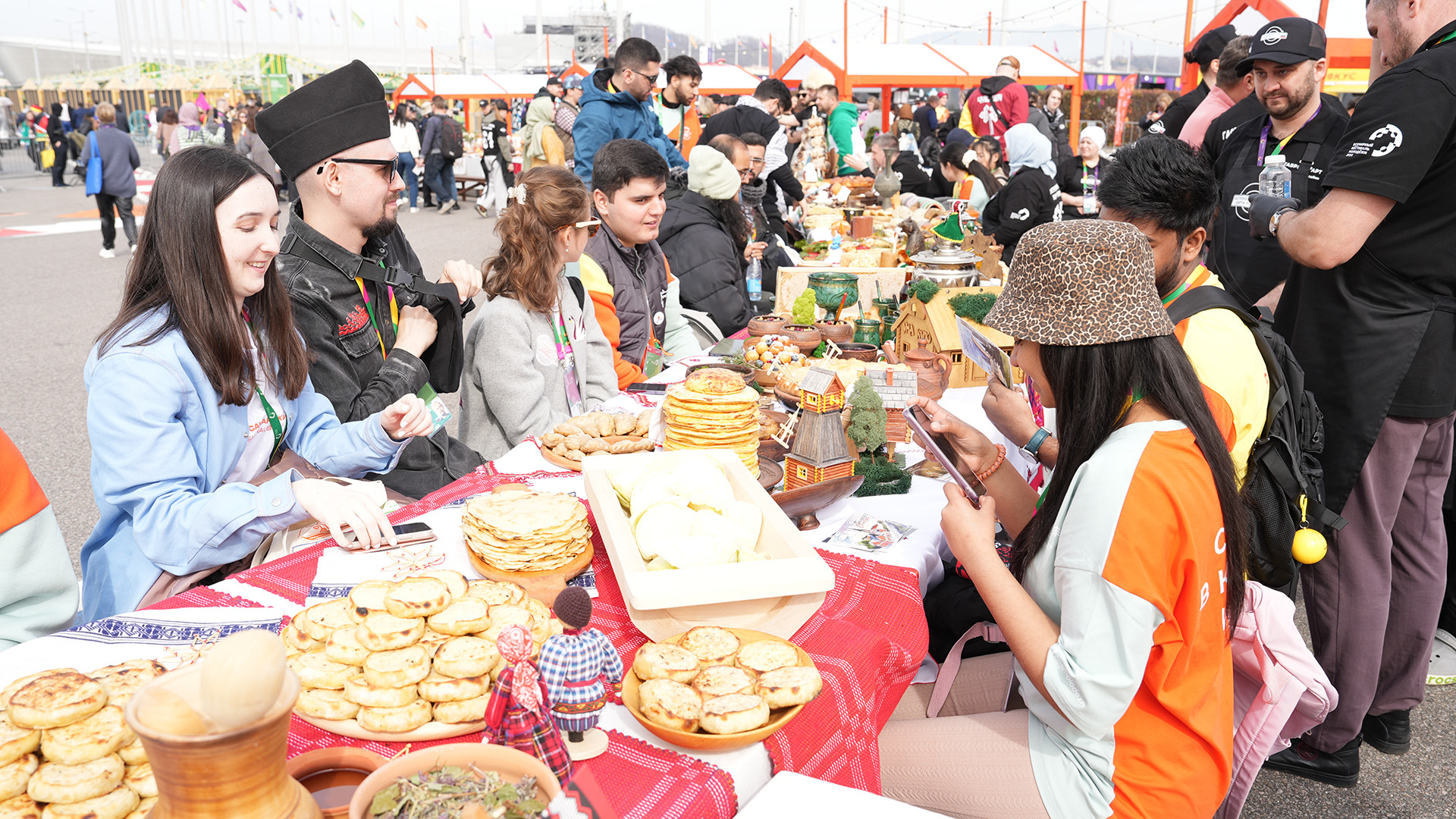 Tại Lễ hội ẩm thực, các món ăn truyền thống từ mỗi vùng miền đã được giới thiệu đến du khách với sự tham gia của hơn 150 đầu bếp. Thực đơn gồm cả những món ăn nổi tiếng và ẩm thực chính thống của các dân tộc bản địa ít người.