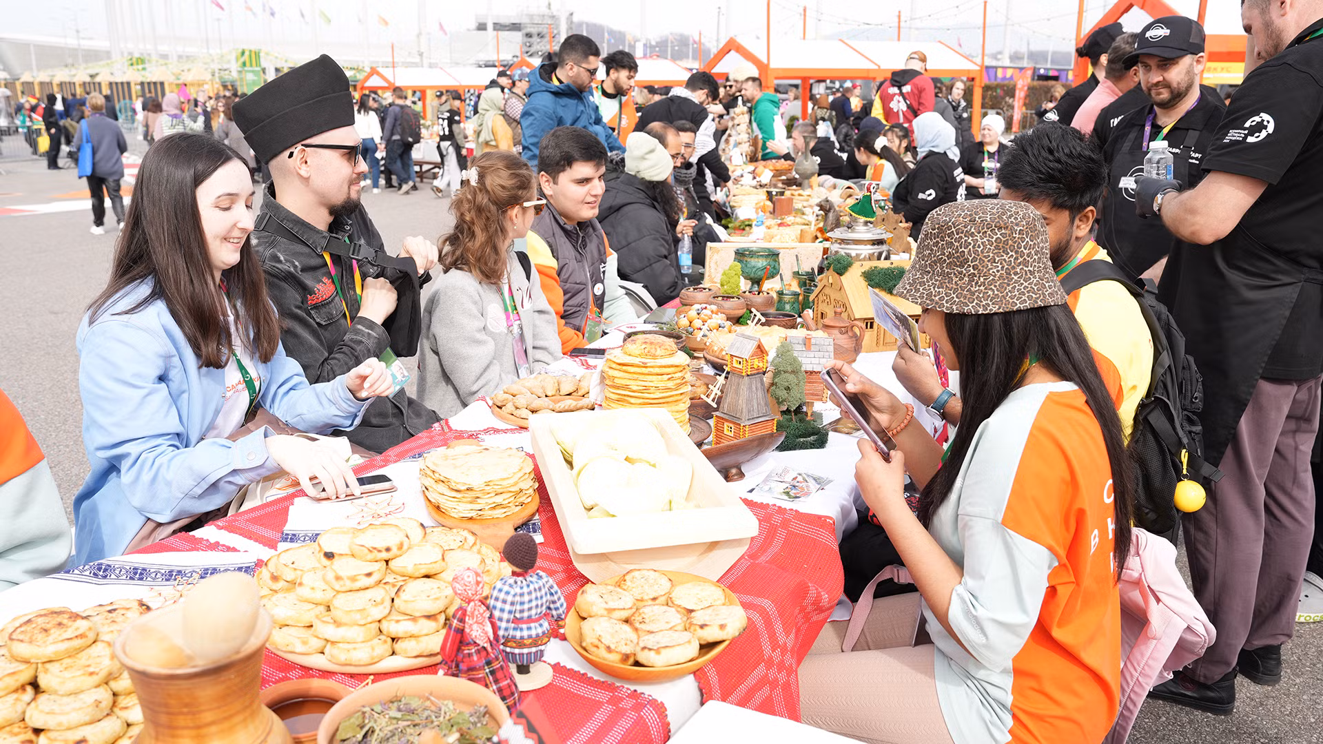 Tại Lễ hội ẩm thực, các món ăn truyền thống từ mỗi vùng miền đã được giới thiệu đến du khách với sự tham gia của hơn 150 đầu bếp. Thực đơn gồm cả những món ăn nổi tiếng và ẩm thực chính thống của các dân tộc bản địa ít người.