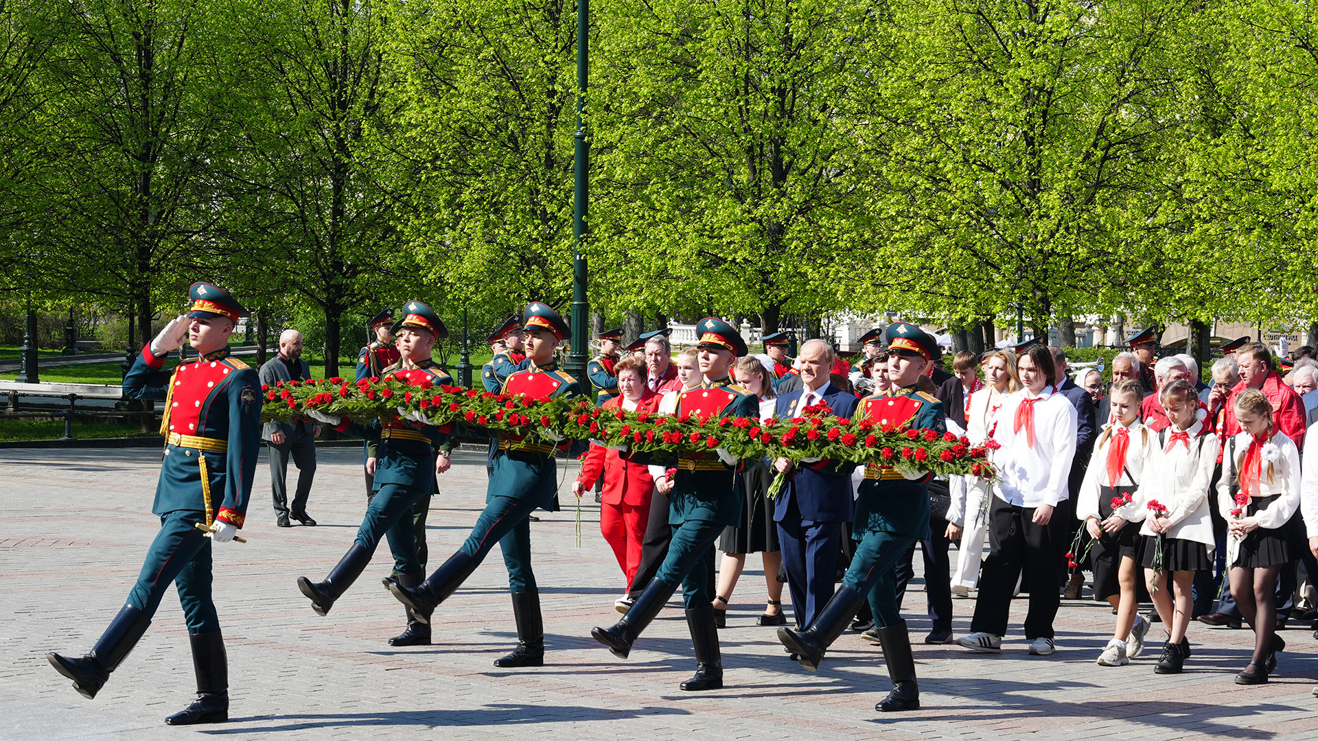 Trước đó, đoàn đại biểu đặt hoa trước Ngọn lửa vĩnh cửu trên mộ Chiến sĩ vô danh trong khu vườn Alexander, bên chân tường Điện Kremlin.