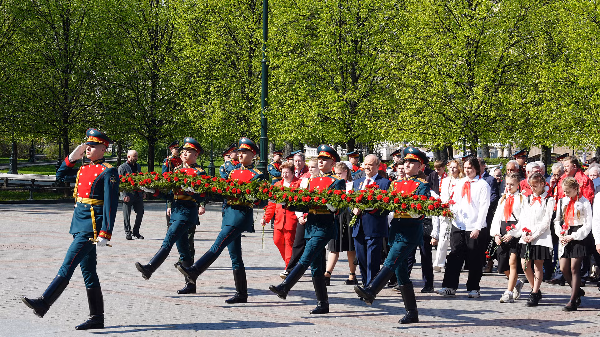 Trước đó, đoàn đại biểu đặt hoa trước Ngọn lửa vĩnh cửu trên mộ Chiến sĩ vô danh trong khu vườn Alexander, bên chân tường Điện Kremlin.