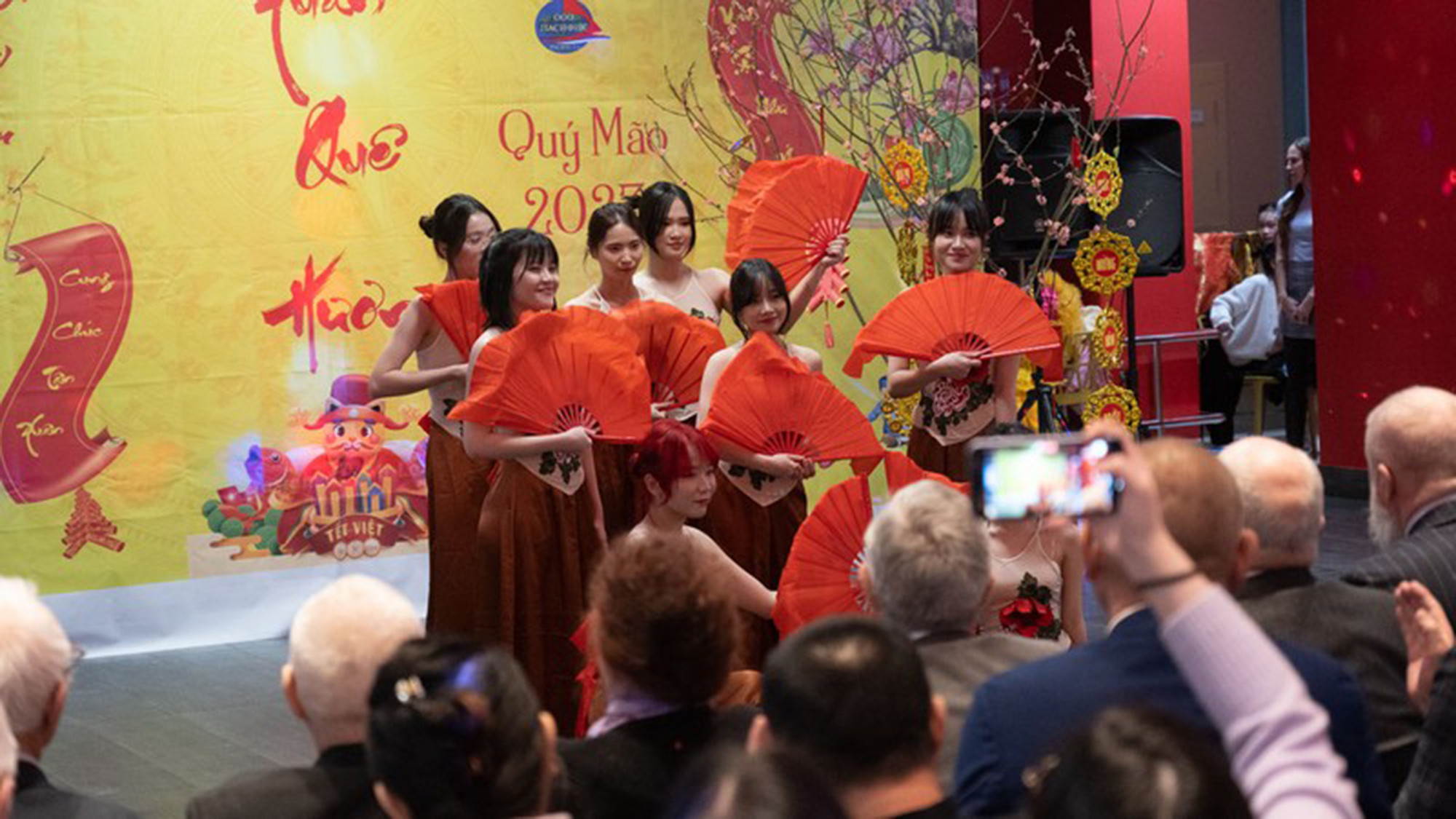 Tiết mục văn nghệ trong khuôn khổ Chương trình Xuân Quê hương của cộng đồng người Việt Nam tại tỉnh Sverdlovsk (Nga) đón chào năm mới 2023. (Ảnh: THANH THỂ)