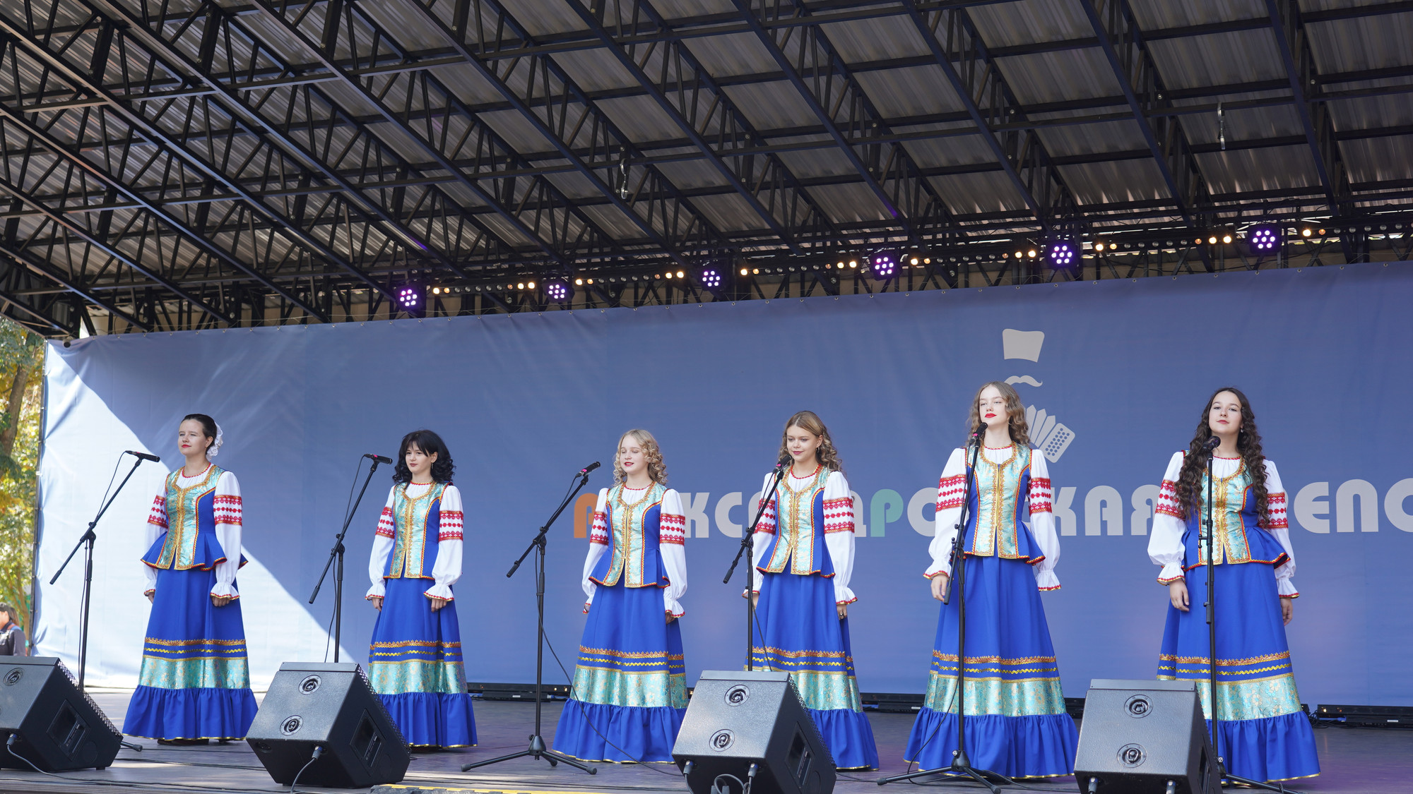 Các tiết mục biểu diễn tại sân khấu chính ngoài trời...