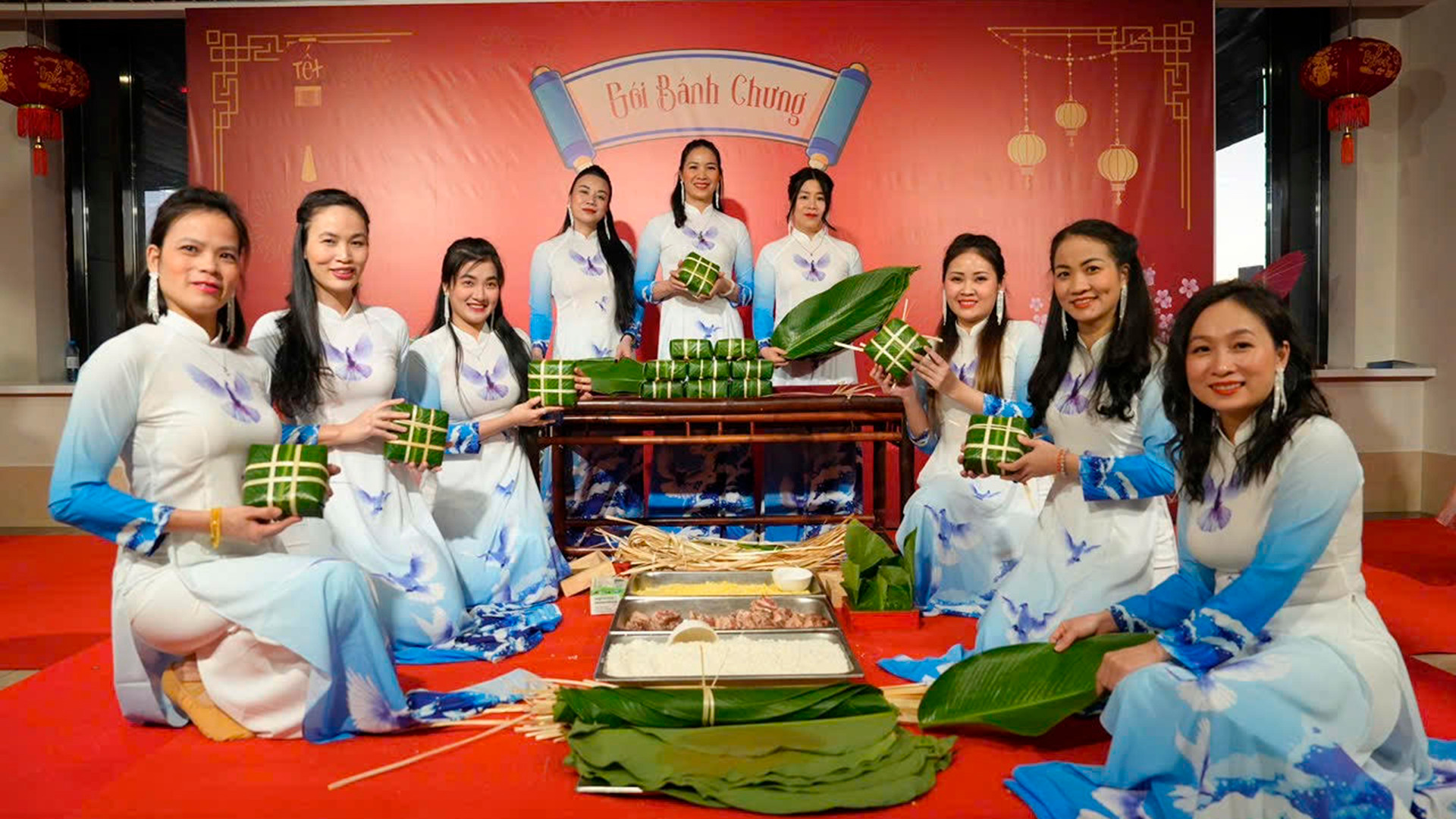 Bà con trải nghiệm học cách làm bánh chưng truyền thống.