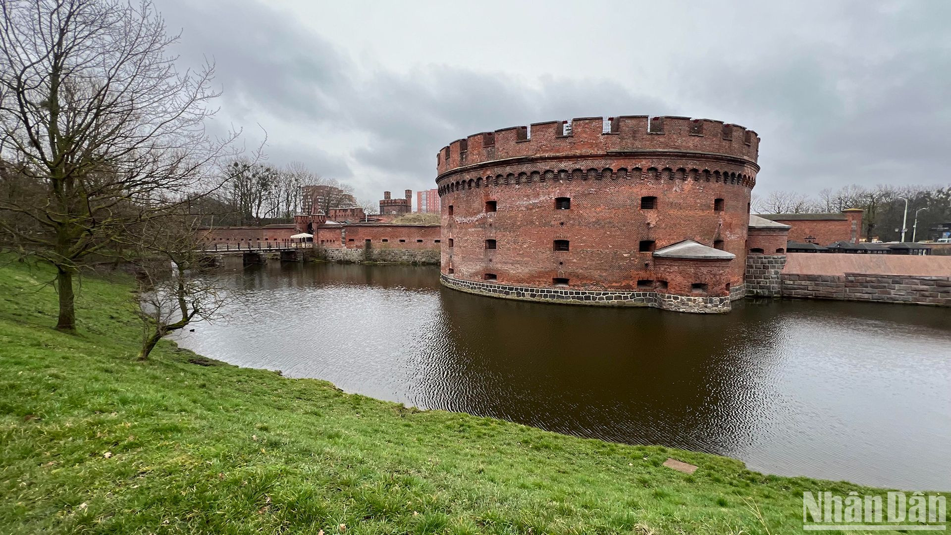 Khuôn viên trưng bày của bảo tàng có tổng diện tích khoảng 1.000m2. Về mặt cấu trúc, không gian này được chia thành 2 phần, gồm không gian khoa học tự nhiên và không gian văn hóa-lịch sử.