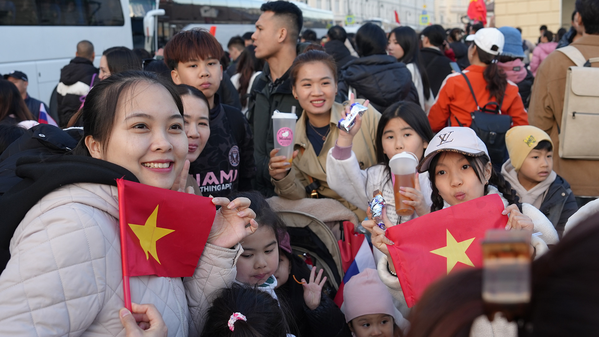 Mỗi khi nhìn thấy các chú bộ đội đi qua, các em nhỏ vẫy cờ tung bay trong gió, tạo nên một không khí sôi động, náo nhiệt.