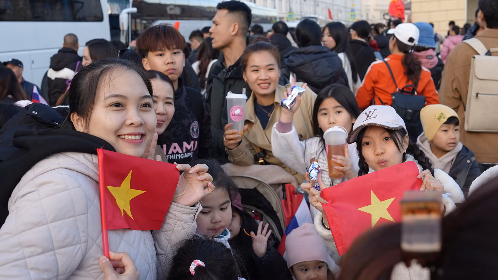 Mỗi khi nhìn thấy các chú bộ đội đi qua, các em nhỏ vẫy cờ tung bay trong gió, tạo nên một không khí sôi động, náo nhiệt.