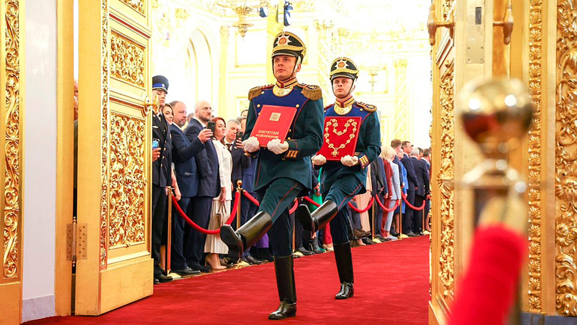 Các biểu tượng quyền lực Tổng thống Nga. (Ảnh: KREMLIN.RU)