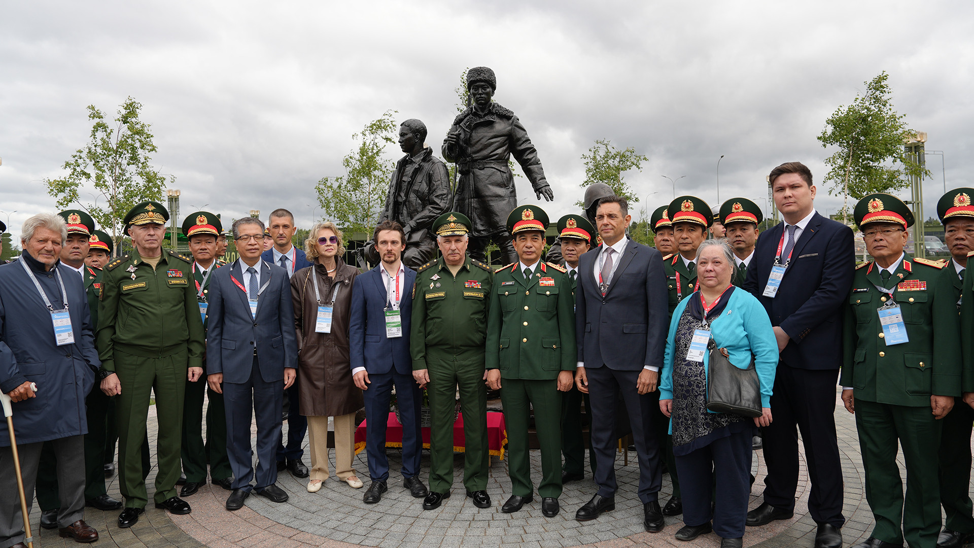 Đại tướng Phan Văn Giang cùng các đại biểu chụp ảnh lưu niệm với bà Lê Thị Phượng (áo xanh), con gái chiến sĩ Lý Phú San - người tham gia bảo vệ thủ đô Moskva.