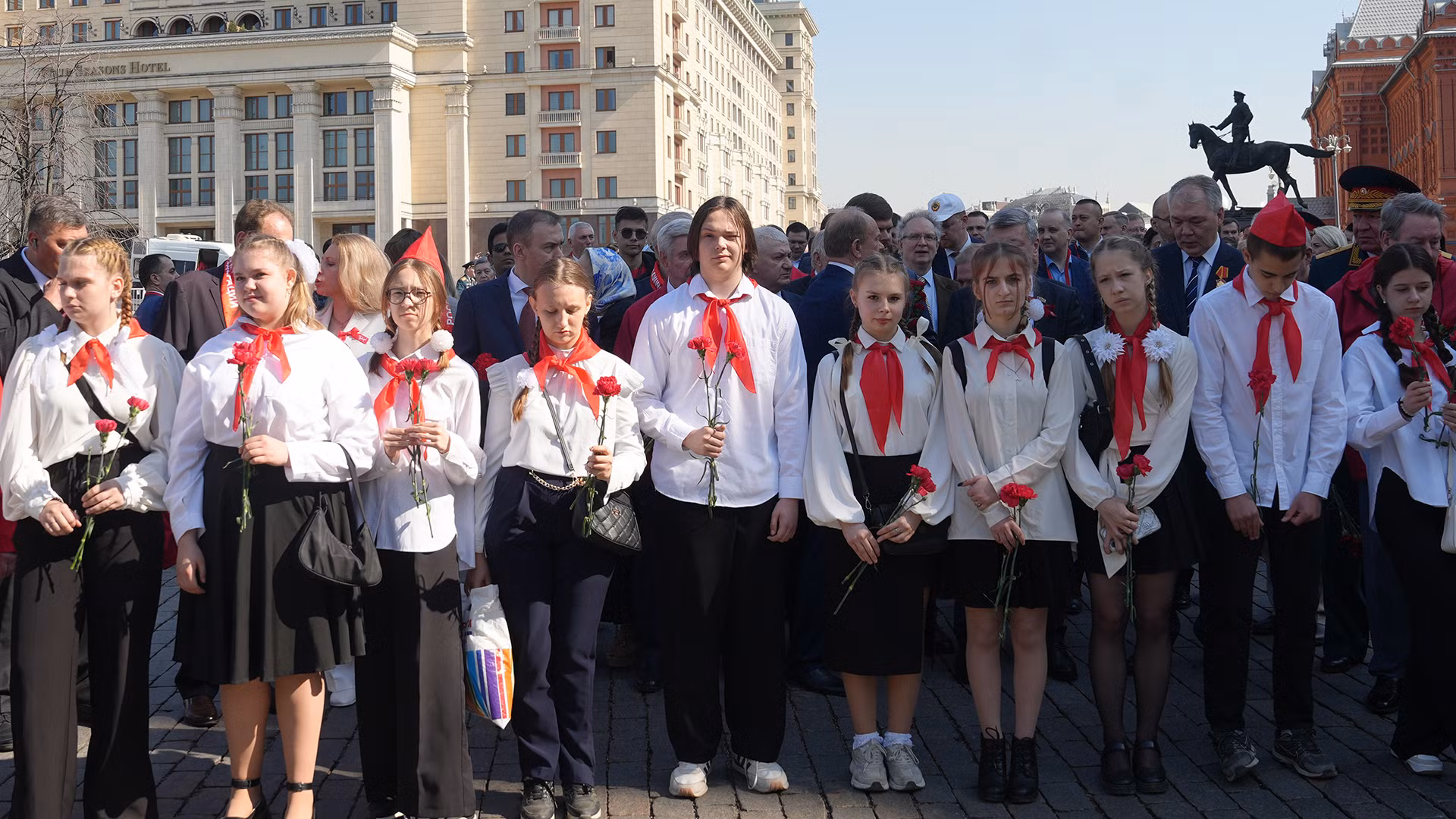 Ngay từ sáng sớm, các đảng viên Đảng Cộng sản Liên bang Nga (KPRF), đoàn viên Komsomol, đại diện các tổ chức quần chúng yêu nước và những người ủng hộ KPRF đã tập trung tại Quảng trường Manezh. Tại đây, họ xếp hàng tiến vào Quảng trường Đỏ đặt hoa và viếng lãnh tụ của giai cấp vô sản thế giới V.I.Lênin.