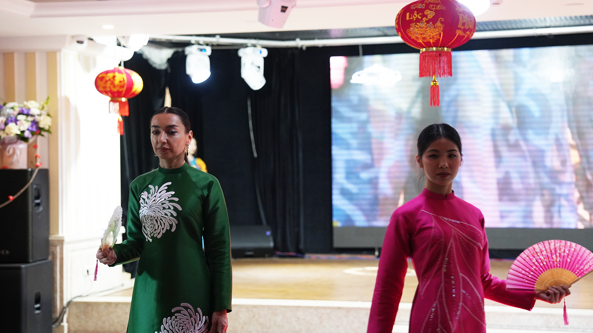 Bà Yulia Dmitrievna (áo xanh), Phó Hiệu trưởng phụ trách quan hệ quốc tế Đại học Bách khoa Moskva trình diễn áo dài.