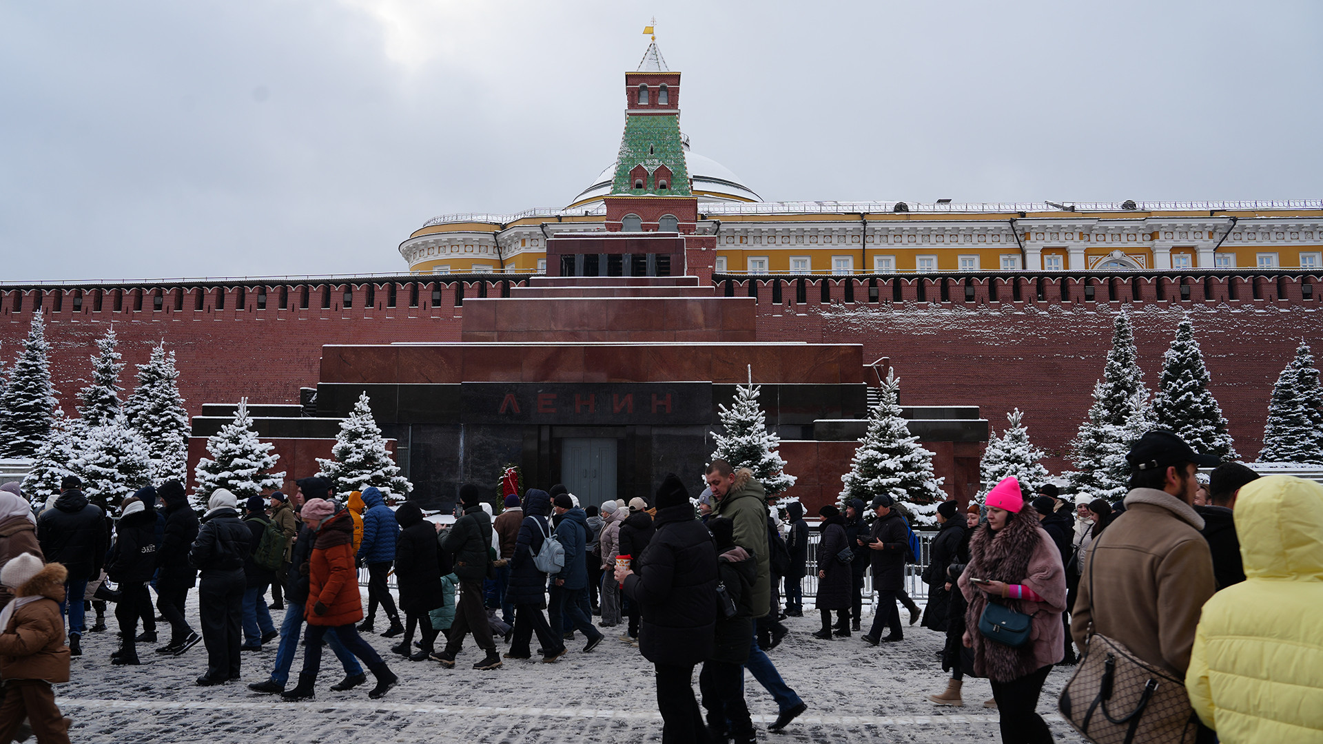 Với vẻ đẹp tráng lệ của các công trình kiến trúc cổ kính và phong cách kiến trúc hiện đại, Quảng trường Đỏ được coi là một trong những điểm đến đầy ấn tượng và thú vị nhất trong mùa đón năm mới. Đặc biệt, trong ngày cuối cùng của năm cũ, tại Quảng trường Đỏ tuyết rơi dày, gió nhẹ khẽ thổi những chùm hoa tuyết trắng tinh khôi lửng lơ giữa dòng người qua lại, tạo nên bức tranh thiên nhiên tuyệt đẹp, khiến du khách vô cùng thích thú.