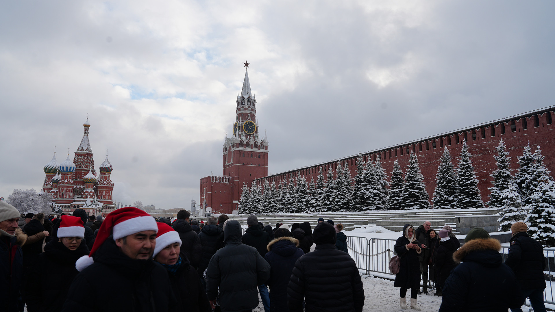 Tại đây, vào những ngày cuối năm, có rất nhiều hoạt động như trượt băng, các hội chợ, triển lãm bày các mặt hàng truyền thống của người dân Nga.