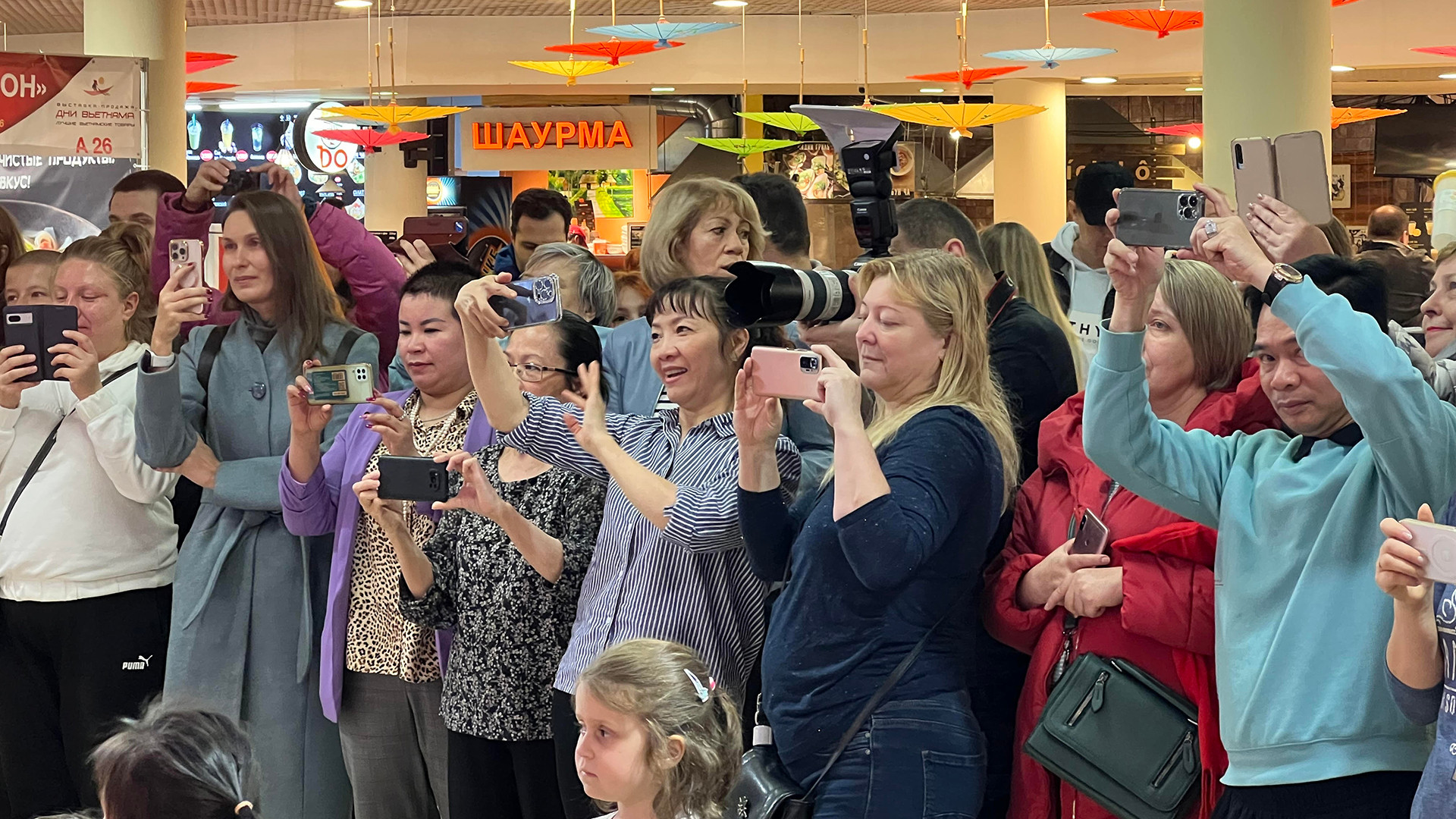 "Ngày Việt Nam tại Liên bang Nga" thật sự trở thành ngày hội lớn không chỉ cộng đồng người Việt Nam tại Nga mong đợi, mà còn thu hút sự quan tâm đặc biệt của người dân sở tại. Họ rất háo hức được tìm hiểu về các nét đẹp văn hóa Việt Nam. "Ngày Việt Nam tại Liên bang Nga" thật sự trở thành ngày hội lớn không chỉ cộng đồng người Việt Nam tại Nga mong đợi, mà còn thu hút sự quan tâm đặc biệt của người dân sở tại. Họ rất háo hức được tìm hiểu về các nét đẹp văn hóa Việt Nam.