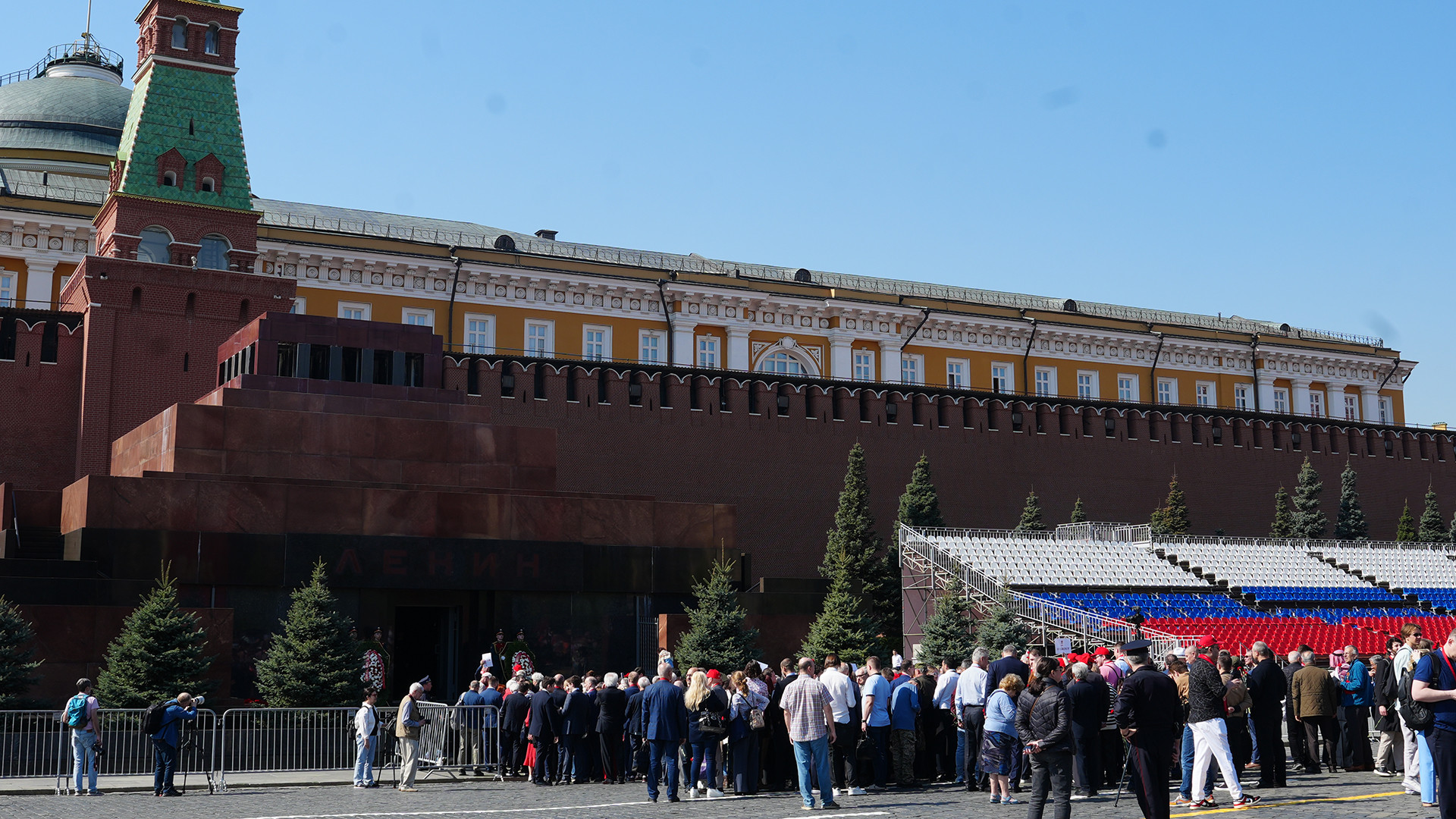 Dòng người xếp hàng trật tự tiến dần vào trong Lăng. Đây là dịp để người dân Nga và nhân dân tiến bộ trên thế giới tưởng nhớ công ơn của lãnh tụ vĩ đại V.I.Lênin.