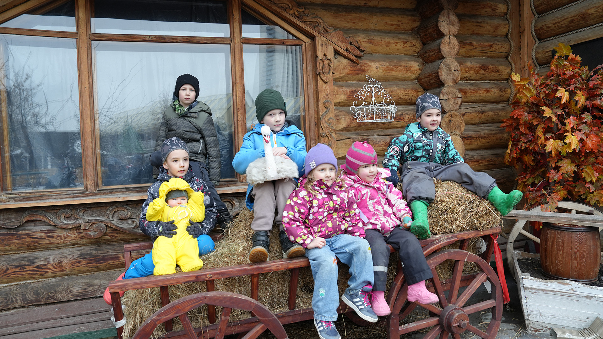 Trẻ em háo hức tham gia các trò chơi dân gian. (Ảnh: XUÂN HƯNG) Trẻ em háo hức tham gia các trò chơi dân gian. (Ảnh: XUÂN HƯNG)