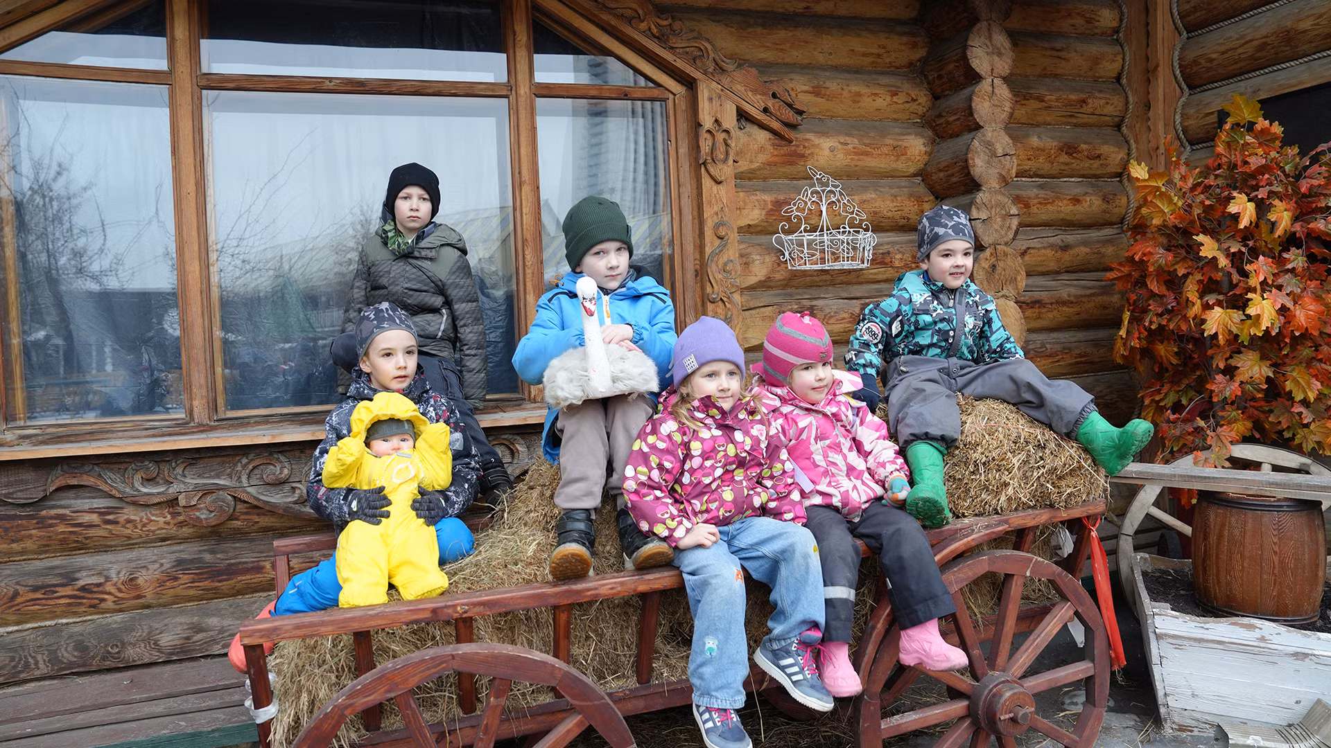 Trẻ em háo hức tham gia các trò chơi dân gian. (Ảnh: XUÂN HƯNG) Trẻ em háo hức tham gia các trò chơi dân gian. (Ảnh: XUÂN HƯNG)