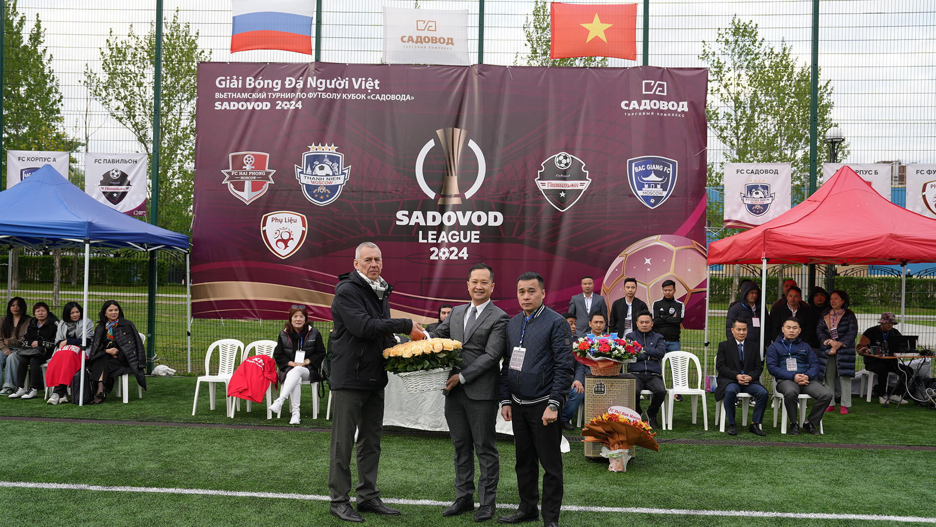 Sau nghi thức chào cờ, đại diện Ban lãnh đạo chợ Sadovod chúc mừng các cầu thủ tham gia giải đấu, đồng thời khẳng định giải bóng đá không chỉ là sân chơi lành mạnh mà còn là nhịp cầu kết nối, đoàn kết những người kinh doanh tại một trong những trung tâm thương mại lớn nhất Moskva.