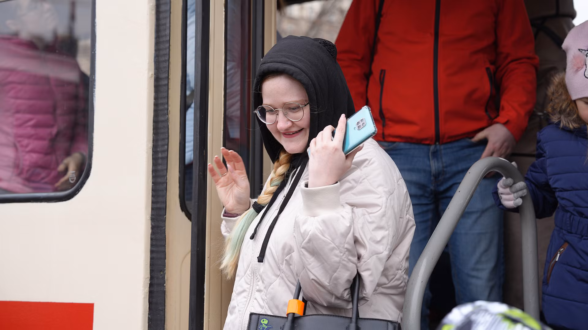 Có mặt từ sớm, cô Anna cho biết, cô tham gia sự kiện này nhiều lần. Mỗi lần đều có một cảm giác rất đỗi thân quen. "Đối với tôi, những toa xe này mang giá trị hoài niệm rất lớn. Ngồi trên toa tàu cũ, tôi cảm giác có sự ấm áp hơn", Anna chia sẻ.