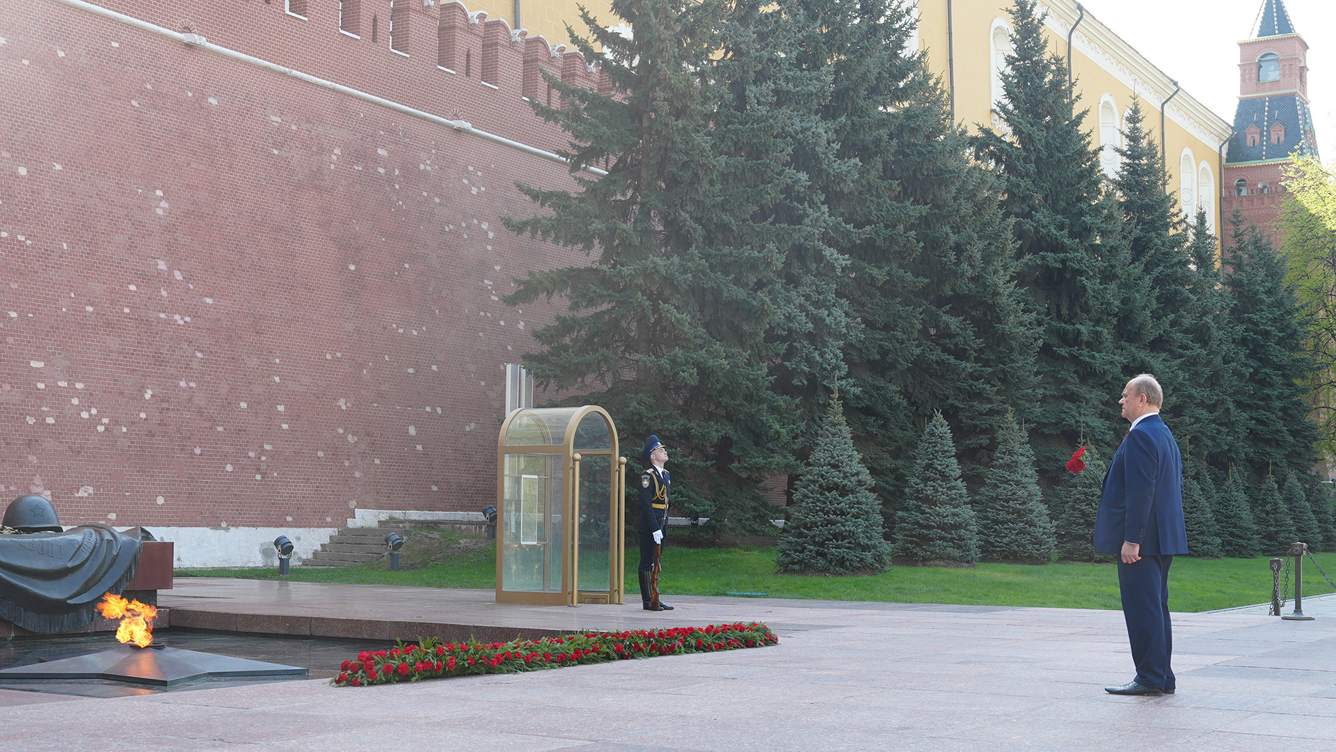 Ông Gennady Zyuganov đặt hoa trước Ngọn lửa vĩnh cửu ở mộ Chiến sĩ vô danh.