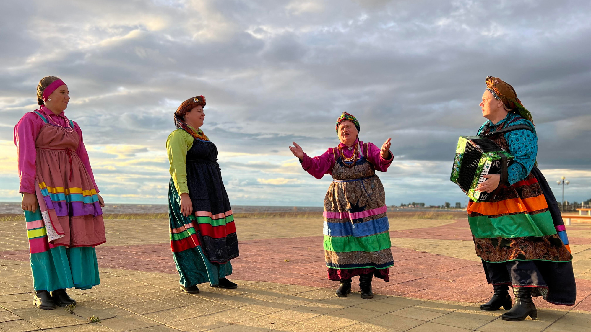 Người Buryat luôn giữ gìn các điệu nhảy truyền thống. (Ảnh: Xuân Hưng) Người Buryat luôn giữ gìn các điệu nhảy truyền thống. (Ảnh: Xuân Hưng)