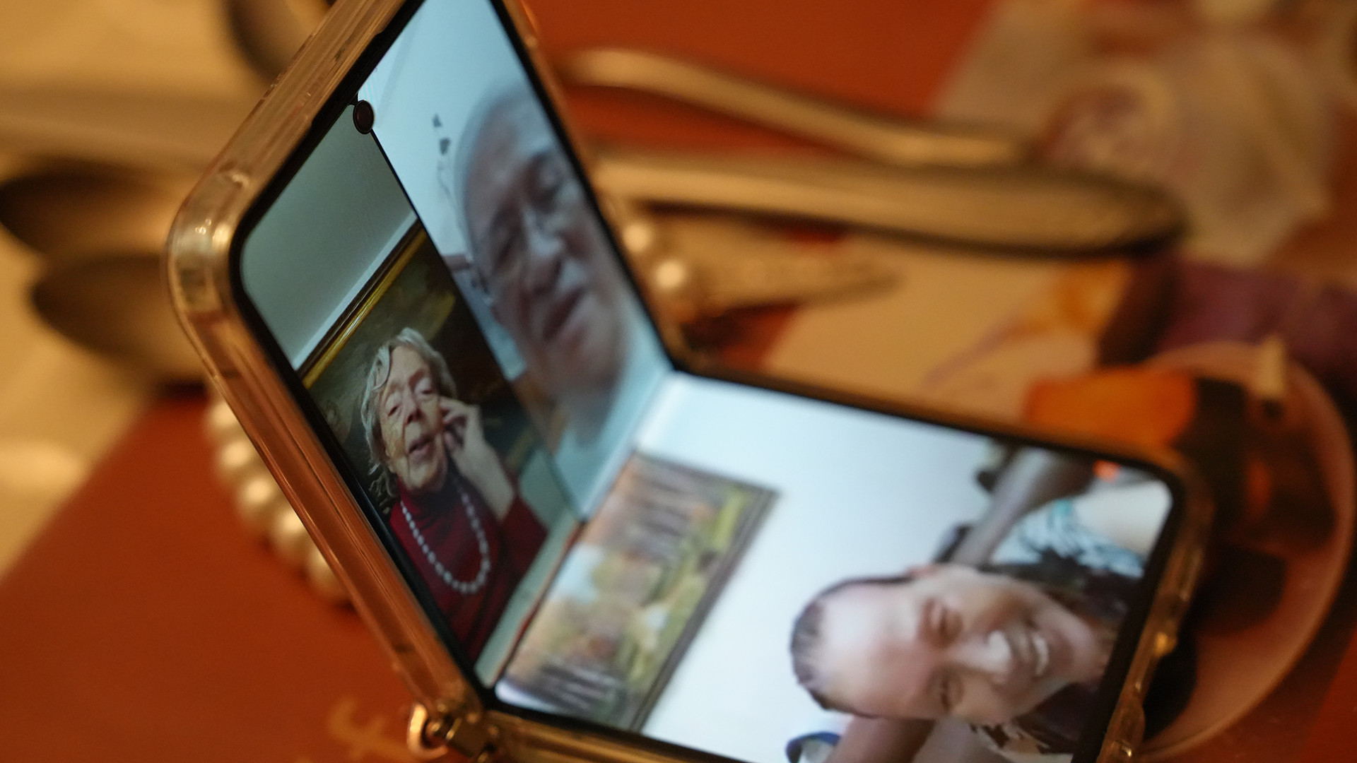 Cuộc "hội ngộ" giữa cô và trò nhân Ngày Nhà giáo Nga. (Ảnh: XUÂN HƯNG) Cuộc "hội ngộ" giữa cô và trò nhân Ngày Nhà giáo Nga. (Ảnh: XUÂN HƯNG)