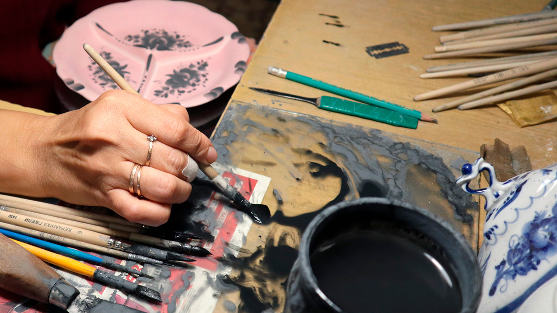 Bút lông là dụng cụ chính được sử dụng để vẽ các họa tiết độc đáo. (Ảnh: CULTURE.RU)