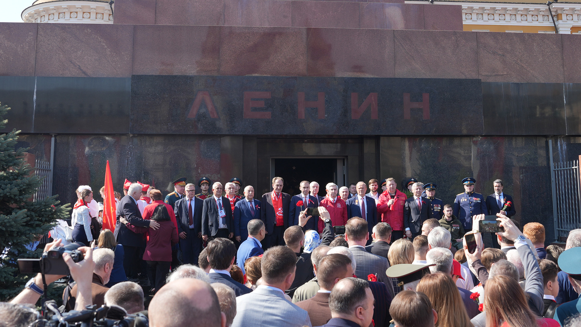 Các đại biểu cùng nhau chụp ảnh lưu niệm trước Lăng V.I.Lênin.