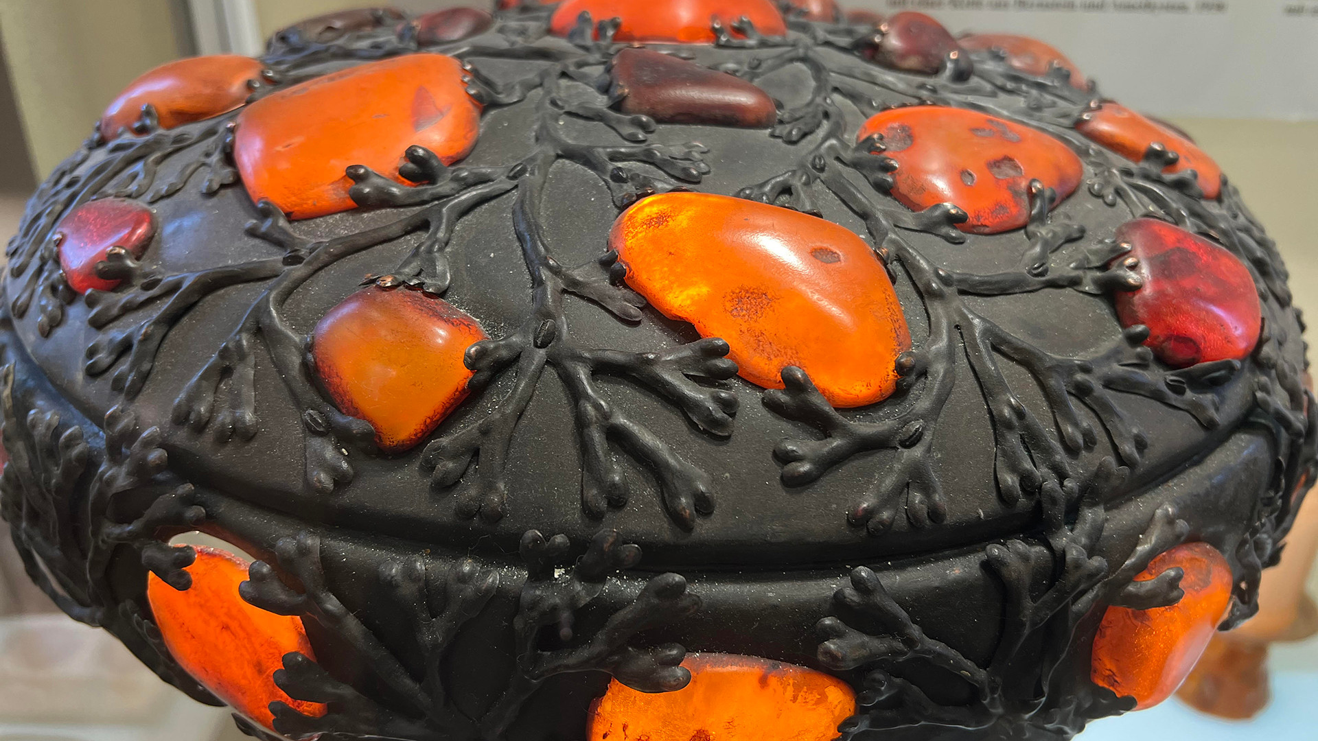 Tại không gian văn hóa và lịch sử trưng bày đồ trang sức và đồ gia dụng làm bằng hổ phách từ thời kỳ đồ đá mới (thiên niên kỷ IV-II trước Công nguyên) cho đến nay. Đây là những tác phẩm do các nghệ nhân thế kỷ XVII-XVIII chế tác, có giá trị đặc biệt, được Phòng trưng bày vũ khí Điện Kremlin Moskva trao tặng bảo tàng năm 1978.