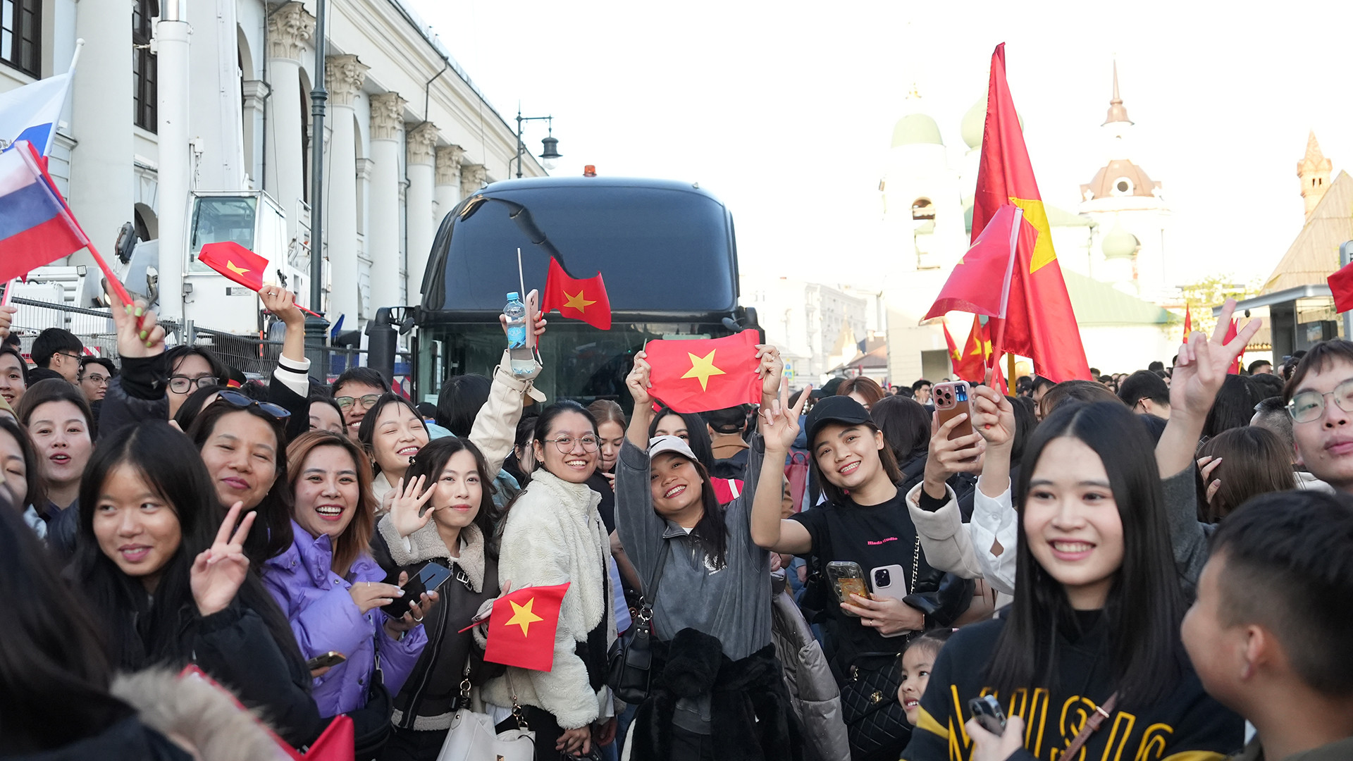 "Hôm nay, em thấy không khí ở đây rất náo nhiệt. Khi nghe mọi người hát vang ca khúc ca ngợi Chủ tịch Hồ Chí Minh, lòng tự hào dân tộc của em càng dâng cao", Trần Hải Nam xúc động chia sẻ.