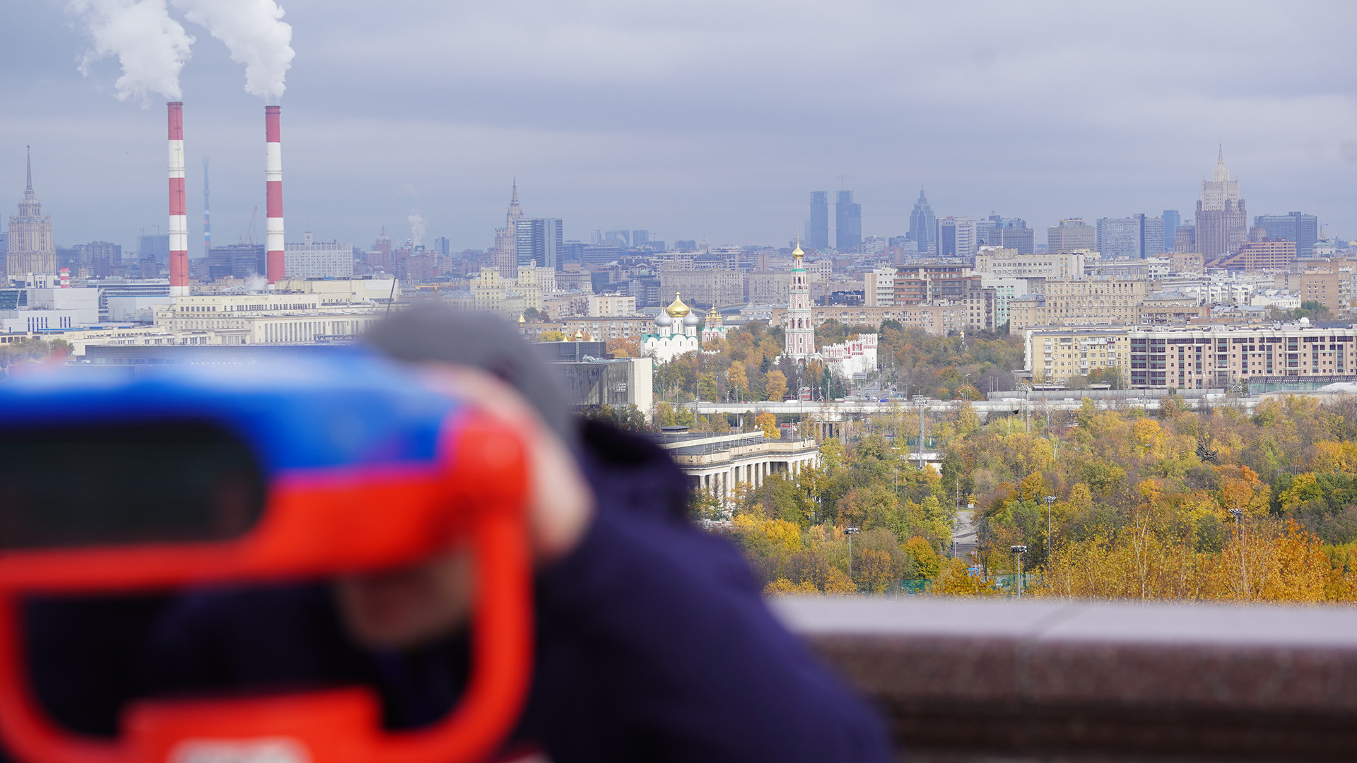 Phong cảnh chung quanh Đồi Chim sẻ phủ sắc vàng.