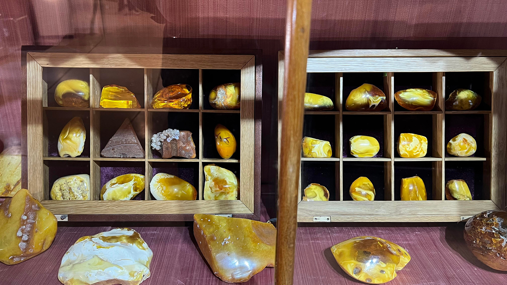 Các tác phẩm của các nghệ sĩ đương đại từ Đức, Đan Mạch, Latvia, Litva, Ba Lan, Mỹ, Pháp và Nhật Bản cũng được trưng bày tại đây, gồm các đồ trang sức và đồ gia dụng.