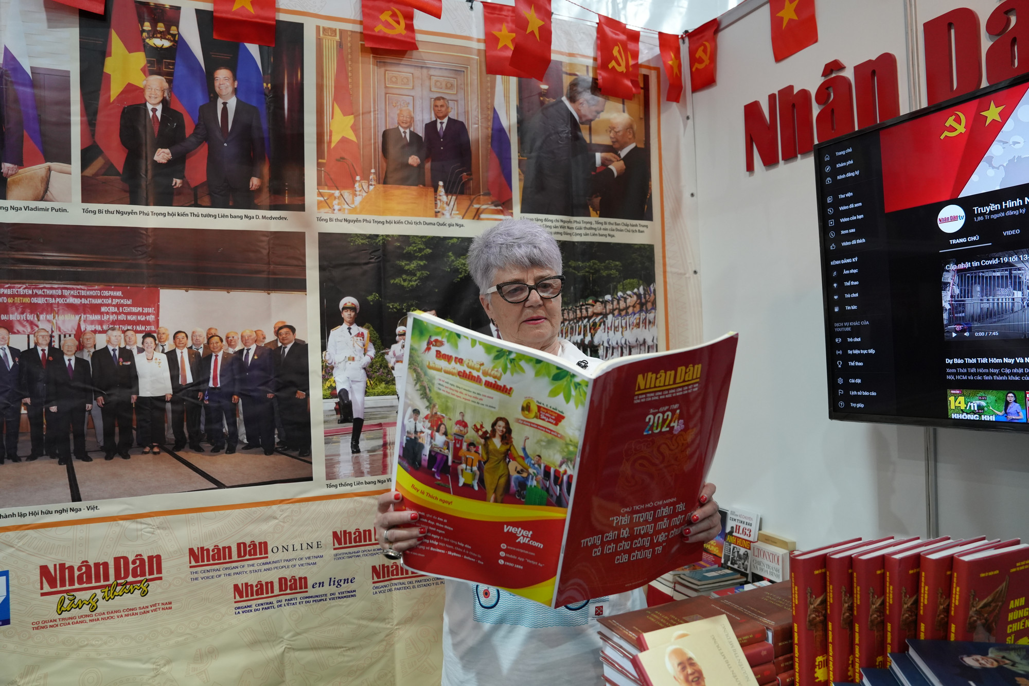 Độc giả người Nga bày tỏ sự quan tâm số báo đặc biệt của Báo Nhân Dân. (Ảnh: XUÂN HƯNG)