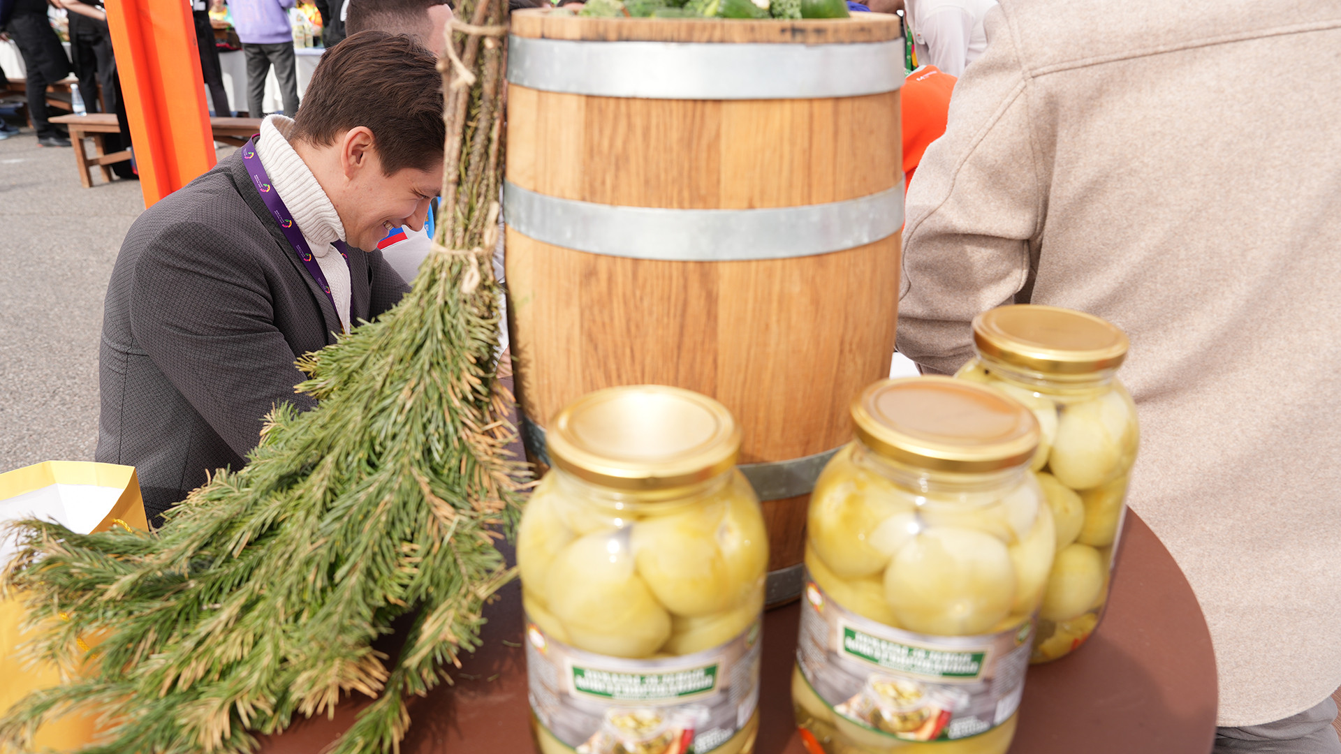 Giới thiệu những món ăn truyền thống của quê hương với những truyện cười từ văn hóa dân gian, bà Natalia Makarevich, Phó Thống đốc Vùng Tambov, nhấn mạnh, tất cả những món ăn tinh túy nhất của Tambov đã được trưng bày ở đây. “Nếu bạn ăn giăm bông Tambov, tóc của bạn sẽ mọc lại ngay cả trên những vết hói ở đầu của bạn. Táo Michurin có tác dụng trẻ hóa và làm dịu các nếp nhăn trên khuôn mặt”, đại diện Vùng Tambov tươi cười chia sẻ.