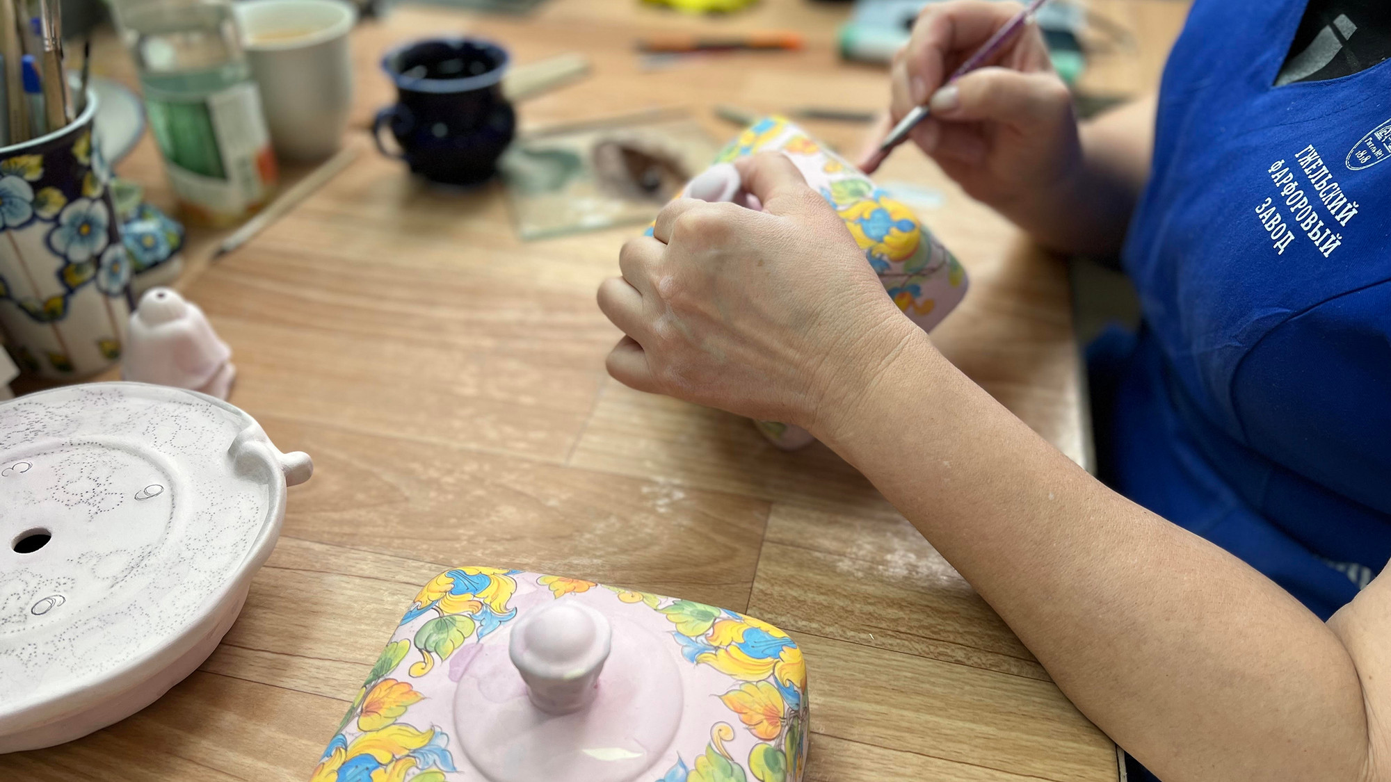 Các họa tiết đều được làm thủ công. (Ảnh: XUÂN HƯNG)