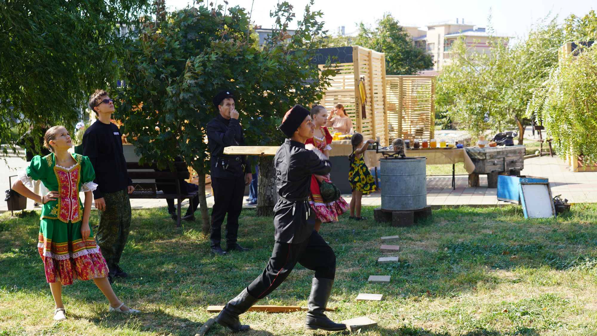 Các chàng trai, cô gái Kozak cùng nhau chơi trò chơi dân gian.