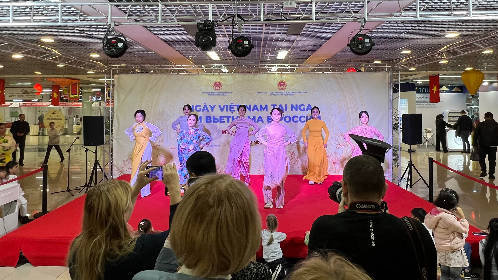 Múa "Cô ba Sài Gòn". Múa "Cô ba Sài Gòn".