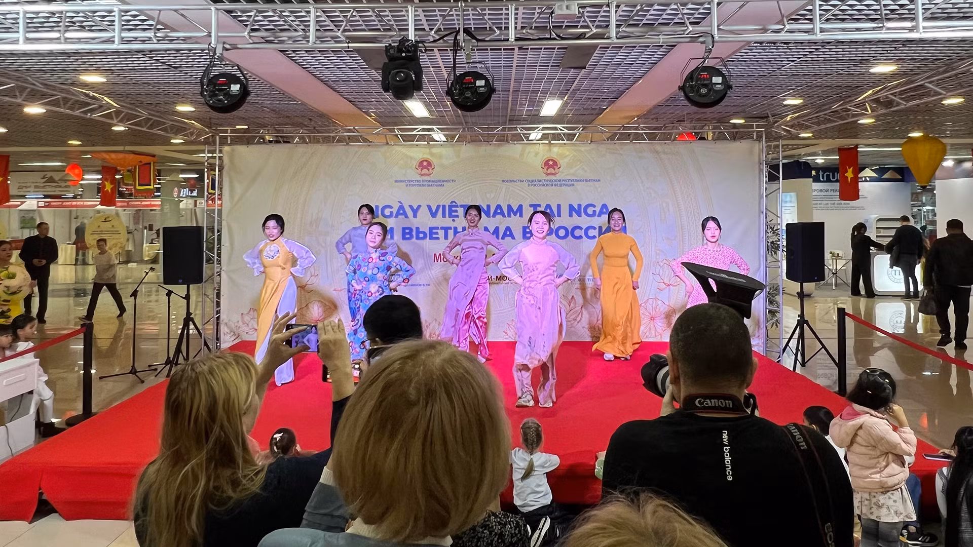 Múa "Cô ba Sài Gòn".