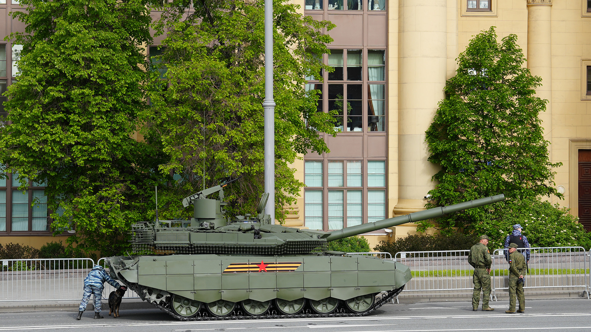 Các biện pháp bảo đảm an ninh cho thiết bị kỹ thuật quân sự được đặt ra ở mức độ cao nhất, tránh những tình huống xấu xảy ra, ảnh hưởng đến lễ kỷ niệm.