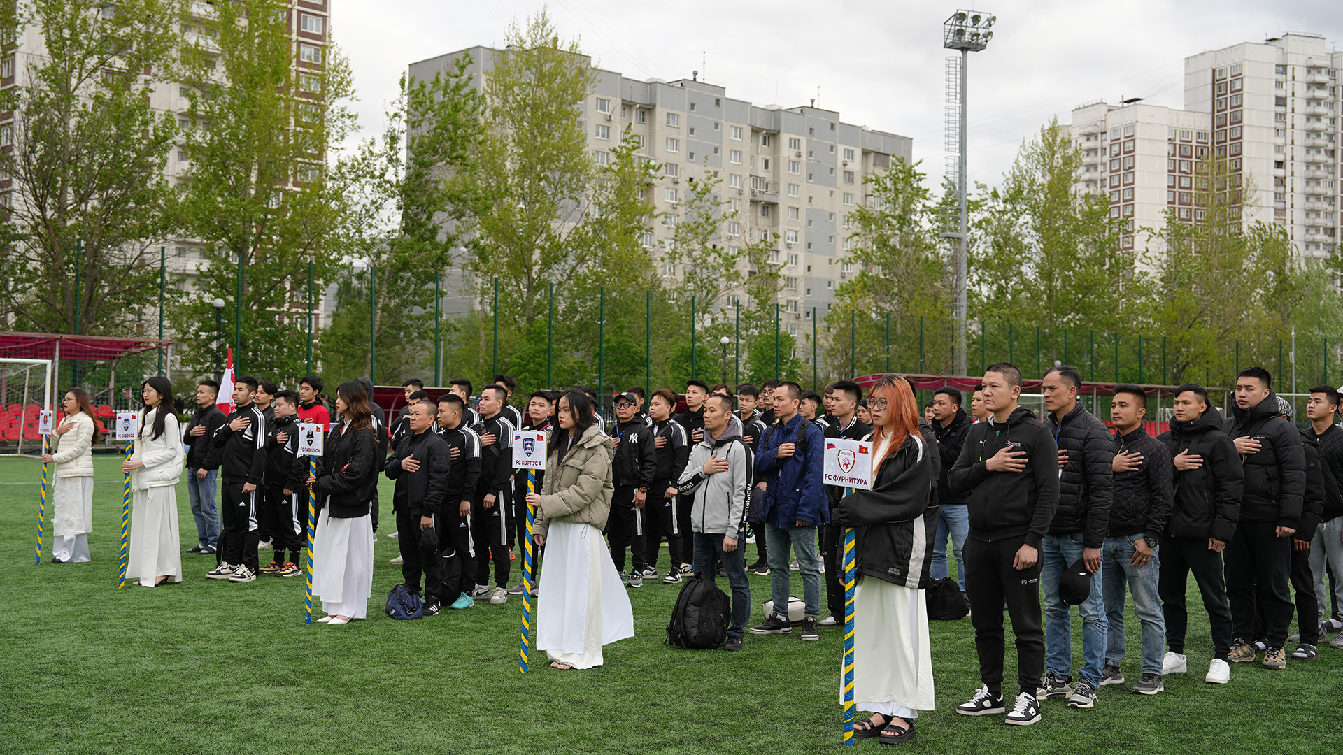 Đây là năm thứ tư cộng đồng người Việt Nam làm ăn, kinh doanh tại chợ Sadovod - một trong hai khu trung tâm thương mại lớn có đông người Việt Nam kinh doanh buôn bán nhất ở thủ đô Moskva - phối hợp Ban quản lý chợ tổ chức giải bóng đá dành cho người Việt Nam.