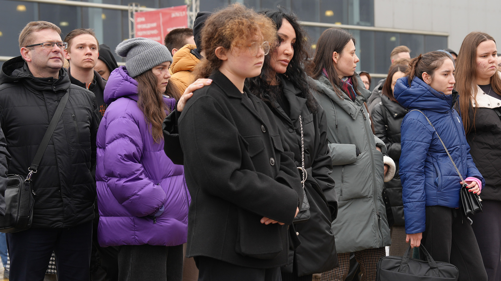 Họ rất đau buồn trước thảm cảnh mới xảy ra. (Ảnh: XUÂN HƯNG) Họ rất đau buồn trước thảm cảnh mới xảy ra. (Ảnh: XUÂN HƯNG)