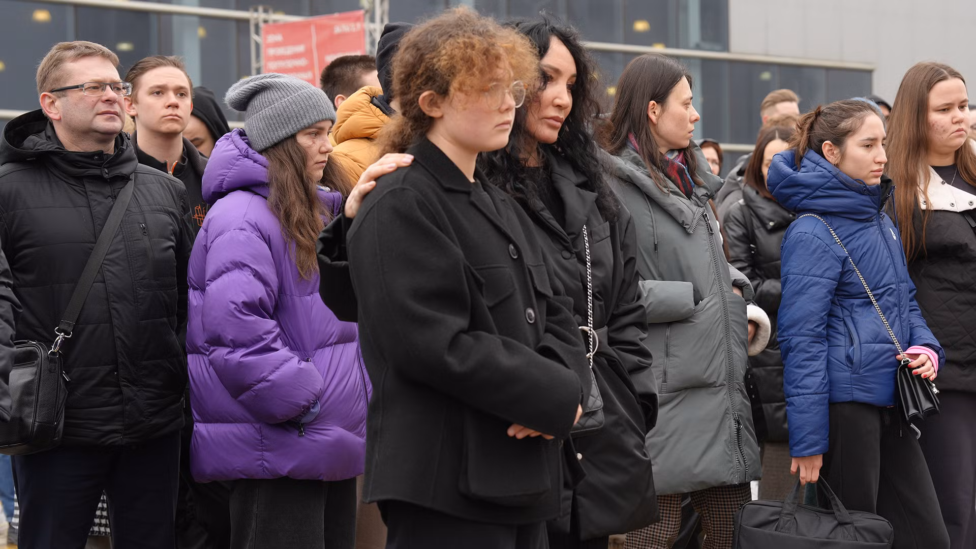 Họ rất đau buồn trước thảm cảnh mới xảy ra. (Ảnh: XUÂN HƯNG)