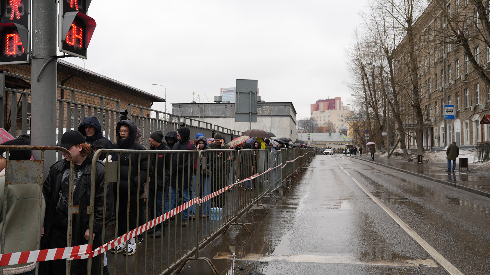Hàng nghìn người xếp hàng dài dưới trời mưa rét từ rất sớm với mong muốn đóng góp giọt máu hồng giúp những nạn nhân của vụ tấn công khủng bố đẫm máu tại phòng hòa nhạc "Crocus City Hall". Ảnh: XUÂN HƯNG