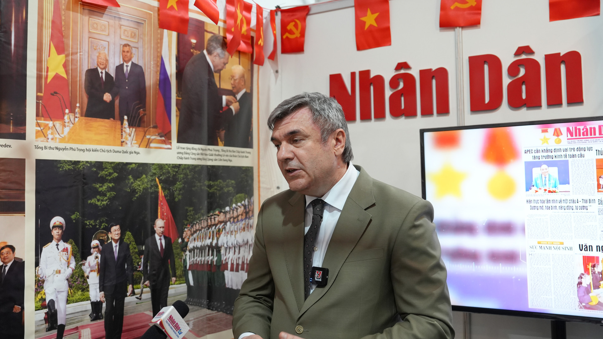 Có mặt từ rất sớm, ông Vyacheslav Kalganov, Phó Chủ tịch Ủy ban Đối Ngoại Saint Petersburg, lật mở từng cuốn sách trên giá cao trong gian trưng bày, nơi đặt những cuốn sách của Tổng Bí thư Nguyễn Phú Trọng và những cuốn sách viết về nhà lãnh đạo của Đảng Cộng Sản Việt Nam. Ông chia sẻ, sự hiện diện những tác phẩm của Tổng Bí thư Nguyễn Phú Trọng, thí dụ như cuốn "Một số vấn đề lý luận và thực tiễn về chủ nghĩa xã hội và con đường đi lên chủ nghĩa xã hội ở Việt Nam" khiến người Nga đặc biệt quan tâm.