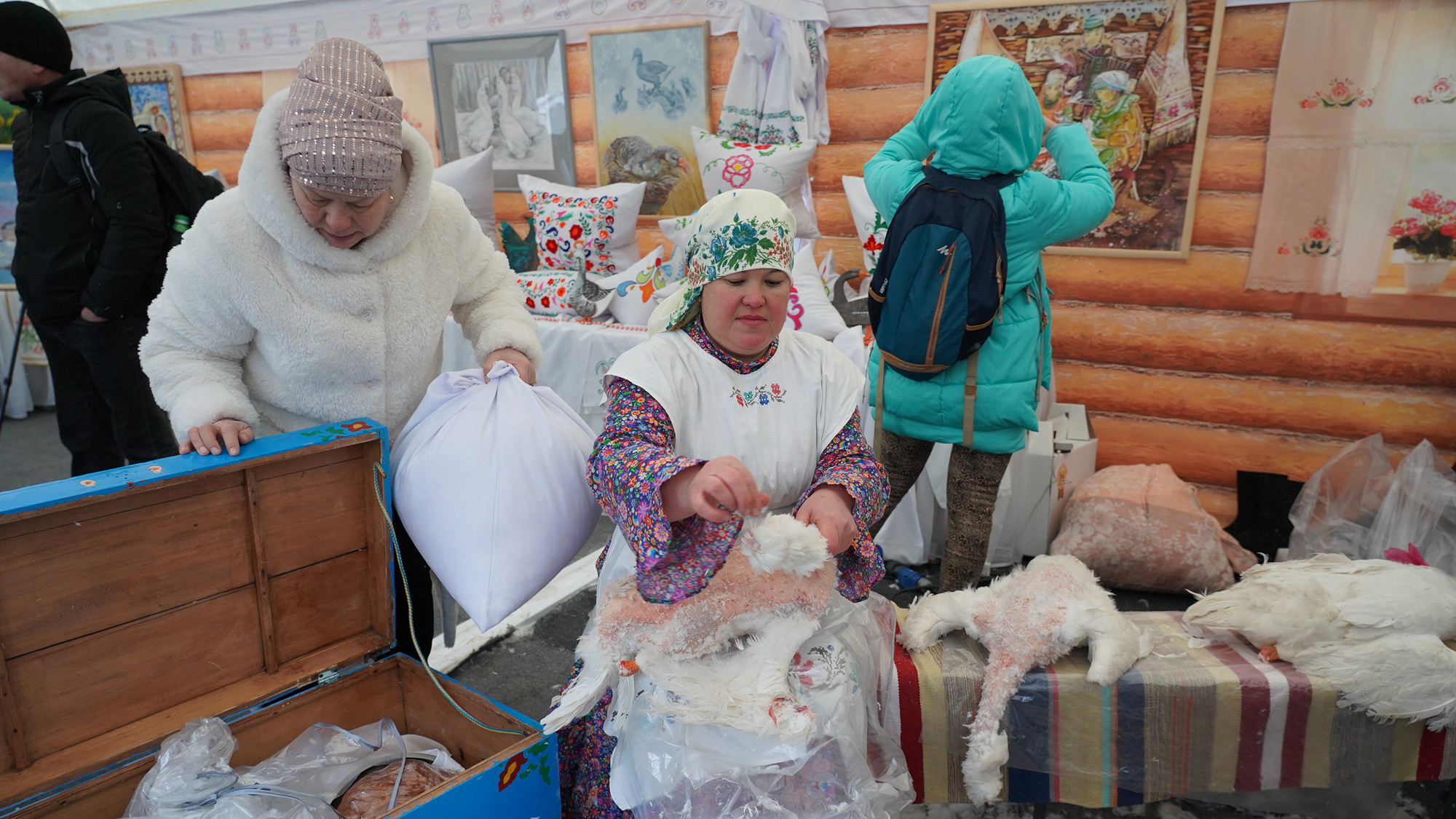 Các phong tục truyền thống vùng miền cũng được giới thiệu tại các gian hàng triển lãm, luôn thu hút sự quan tâm đông đảo của người dân Moskva.