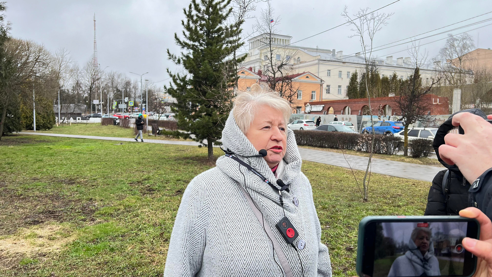 Bà Elena Alexandrovna, Chủ tịch Ban quản trị Chi nhánh Smolensk của Quỹ Xã hội quốc tế “Quỹ hòa bình Nga” chia sẻ câu chuyện về Chiến dịch "Trẻ em" với phóng viên. (Ảnh: XUÂN HƯNG)